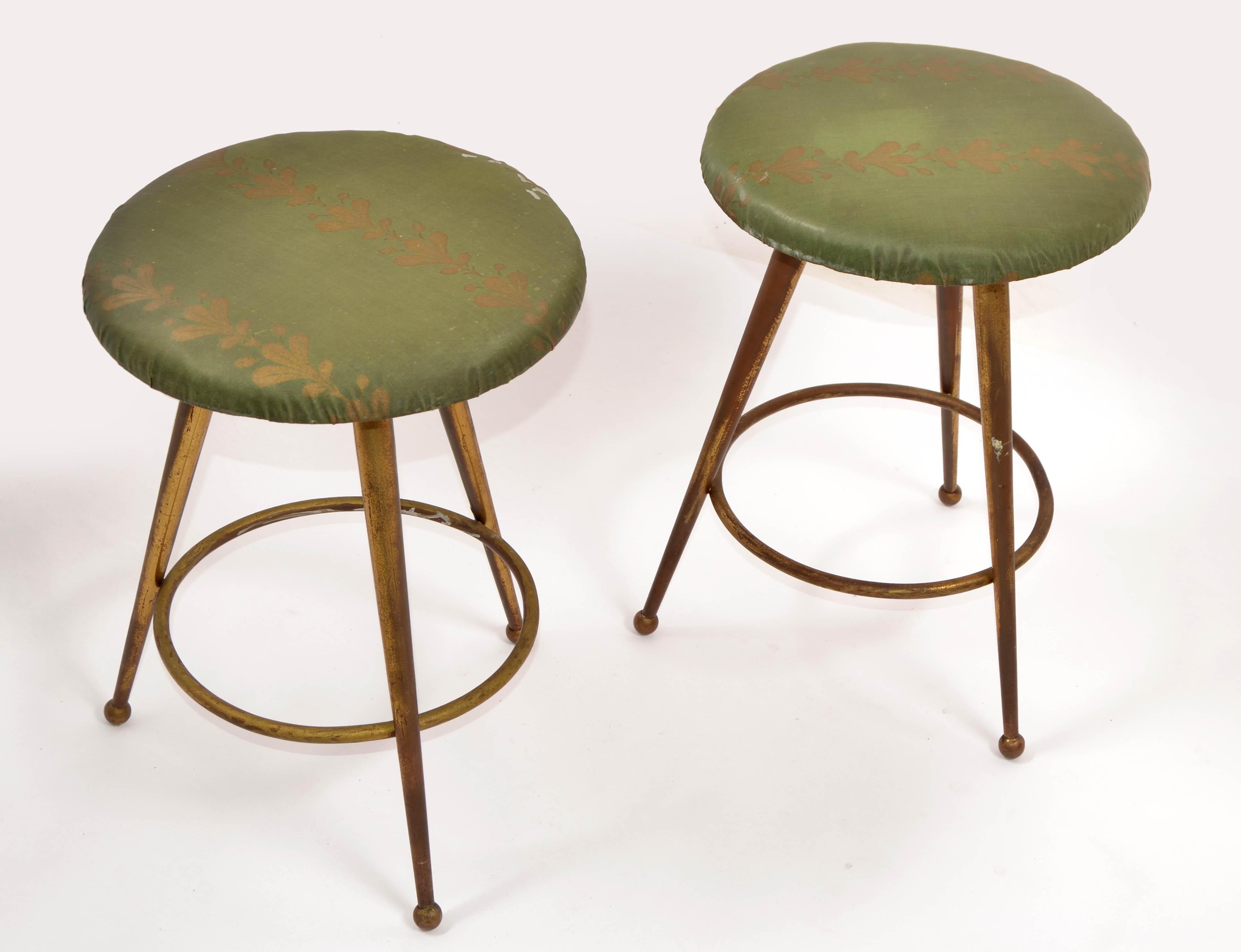 Laiton Paire de tabourets à trois pieds en laiton italien de style mi-siècle moderne d'après Gio Ponti, années 1960 en vente