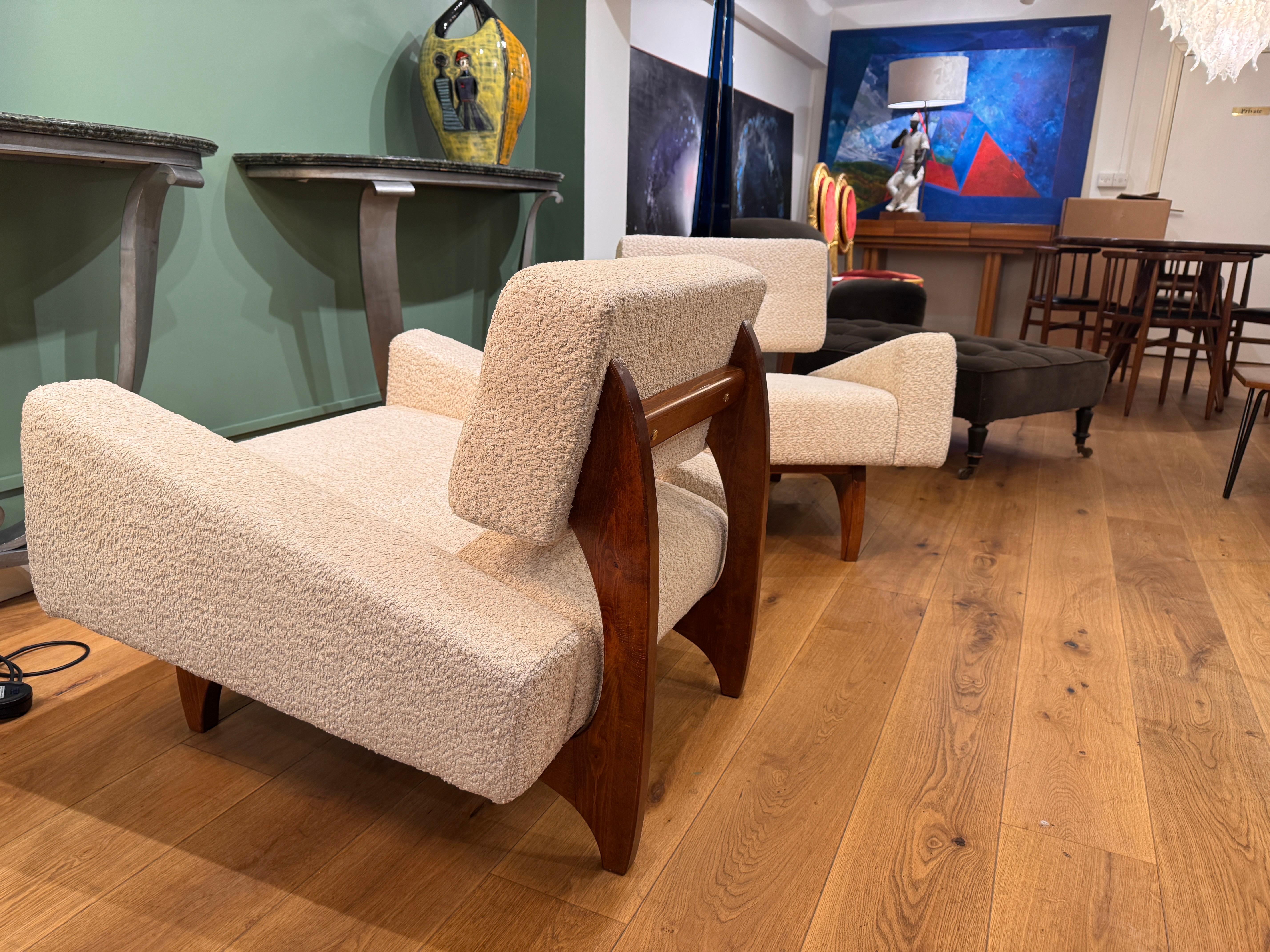 Pareja de sillones de los años 60 en suave boucle Bouclé en venta