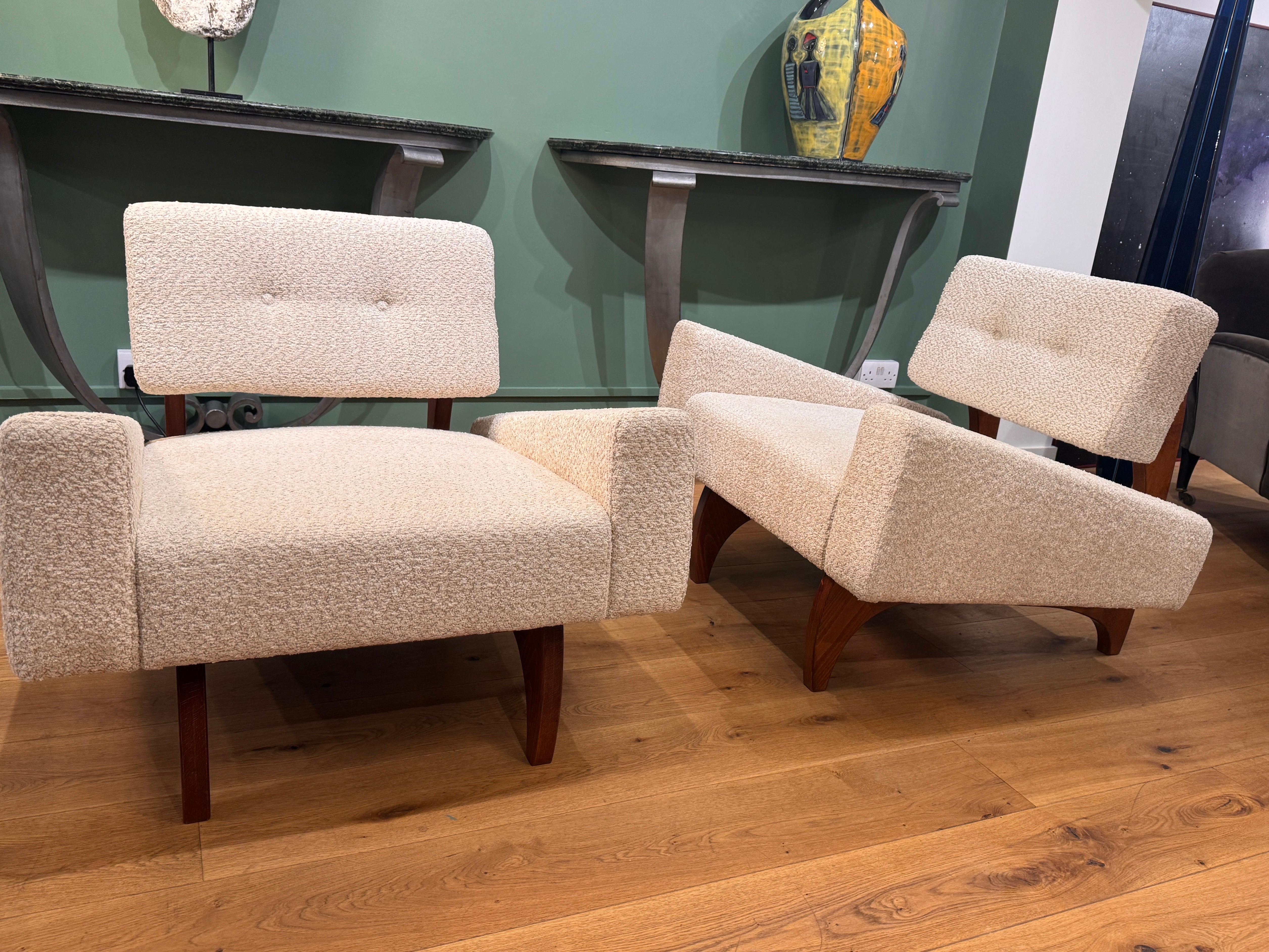 Pareja de sillones de los años 60 en suave boucle en venta 3