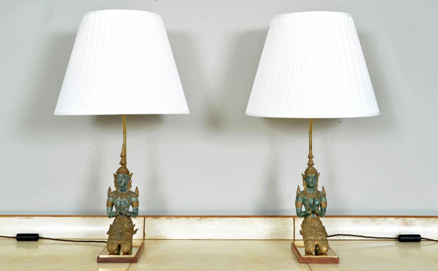 Paar unglaublich stilvolle thailändische vergoldete und patinierte Bronze 'Teppanom' Lampen (die Tempel Beschützer und Wächter sind), saß auf einer schönen Qualität Holz und Messing gestuften Sockel. Die Lampen, die ganz im Stil von James Mont