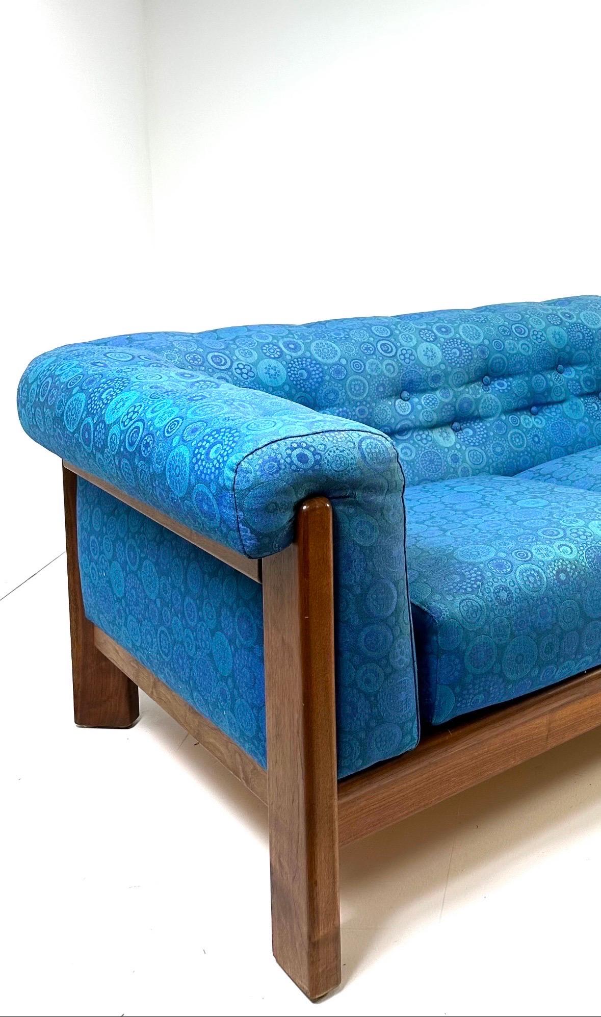 Paar 1960's dänische Sofa mit Vintage-Polsterung im Angebot 4
