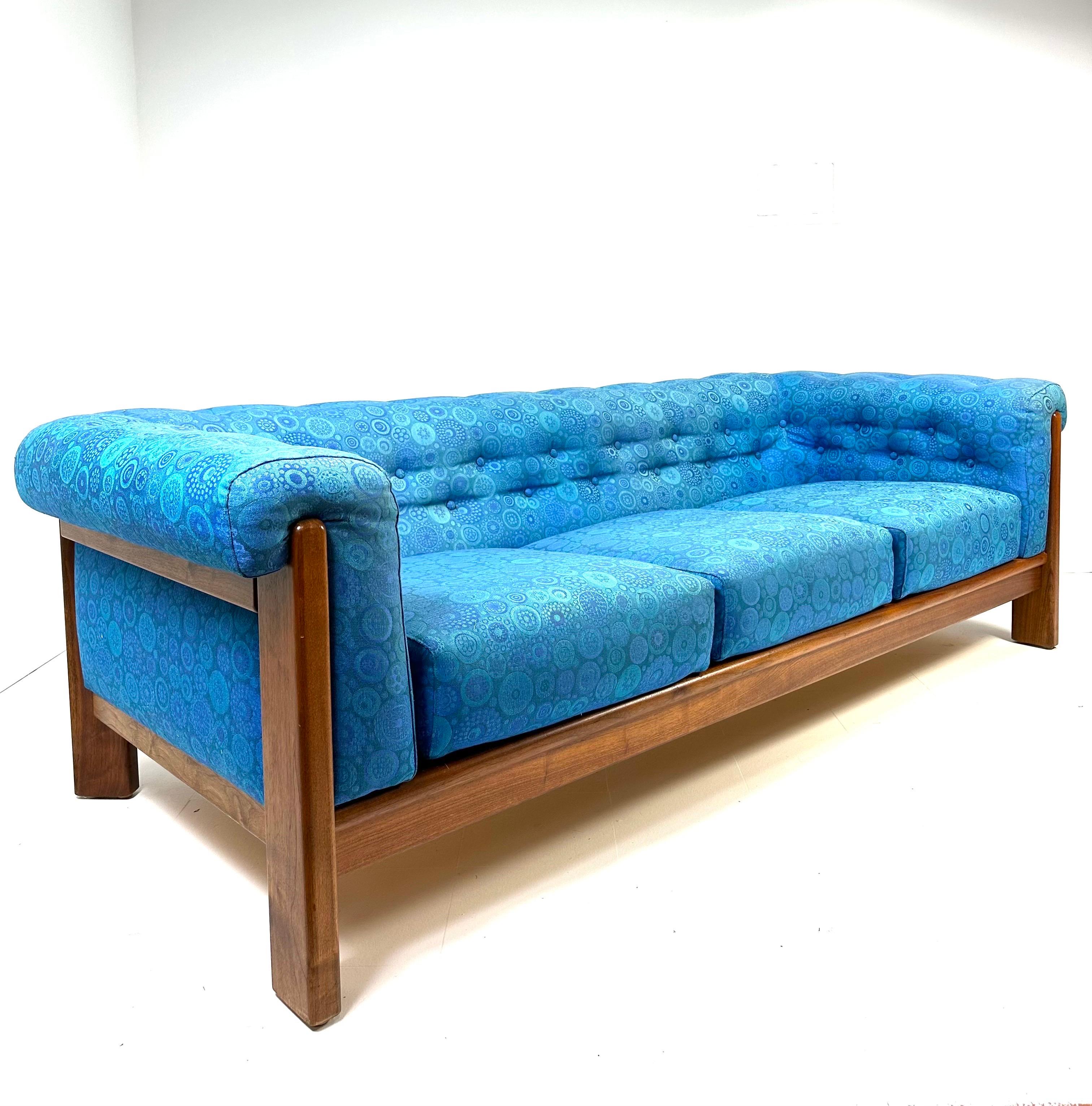 Pair 1960's Danish drei Sitz Sofa mit Vintage gemusterten Polsterung. Geknöpfte Rückenpolsterung. Massive gebeizte Teakholzrahmen

Preis ist für das Paar, aber bereit, einzeln zu verkaufen.