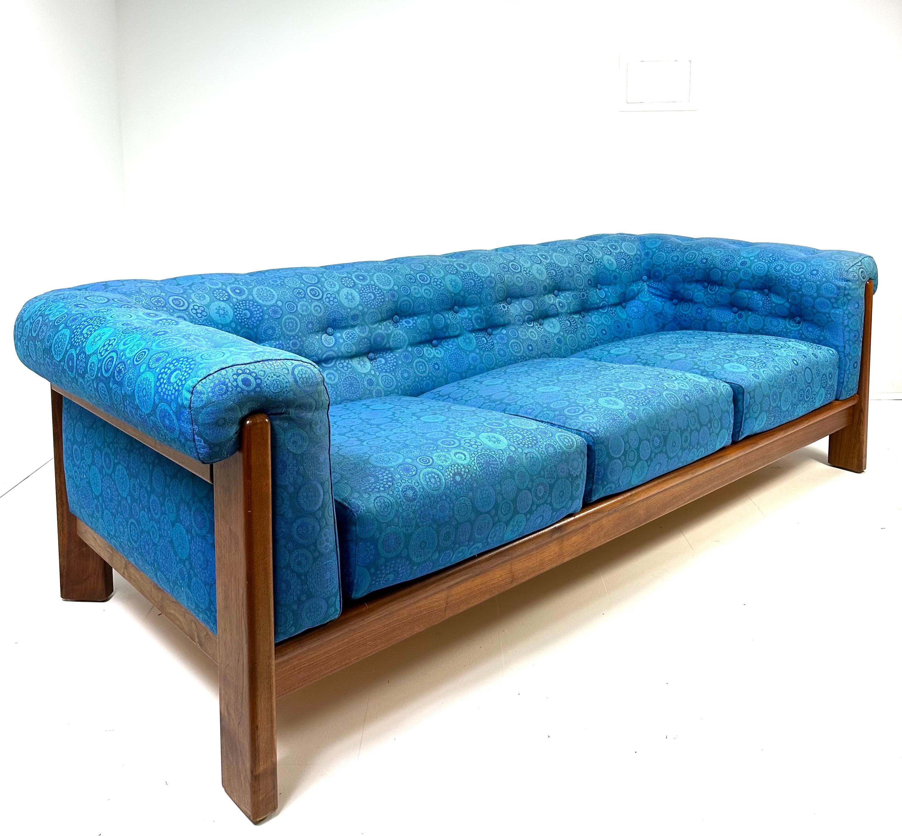 Paar 1960's dänische Sofa mit Vintage-Polsterung (Skandinavische Moderne) im Angebot