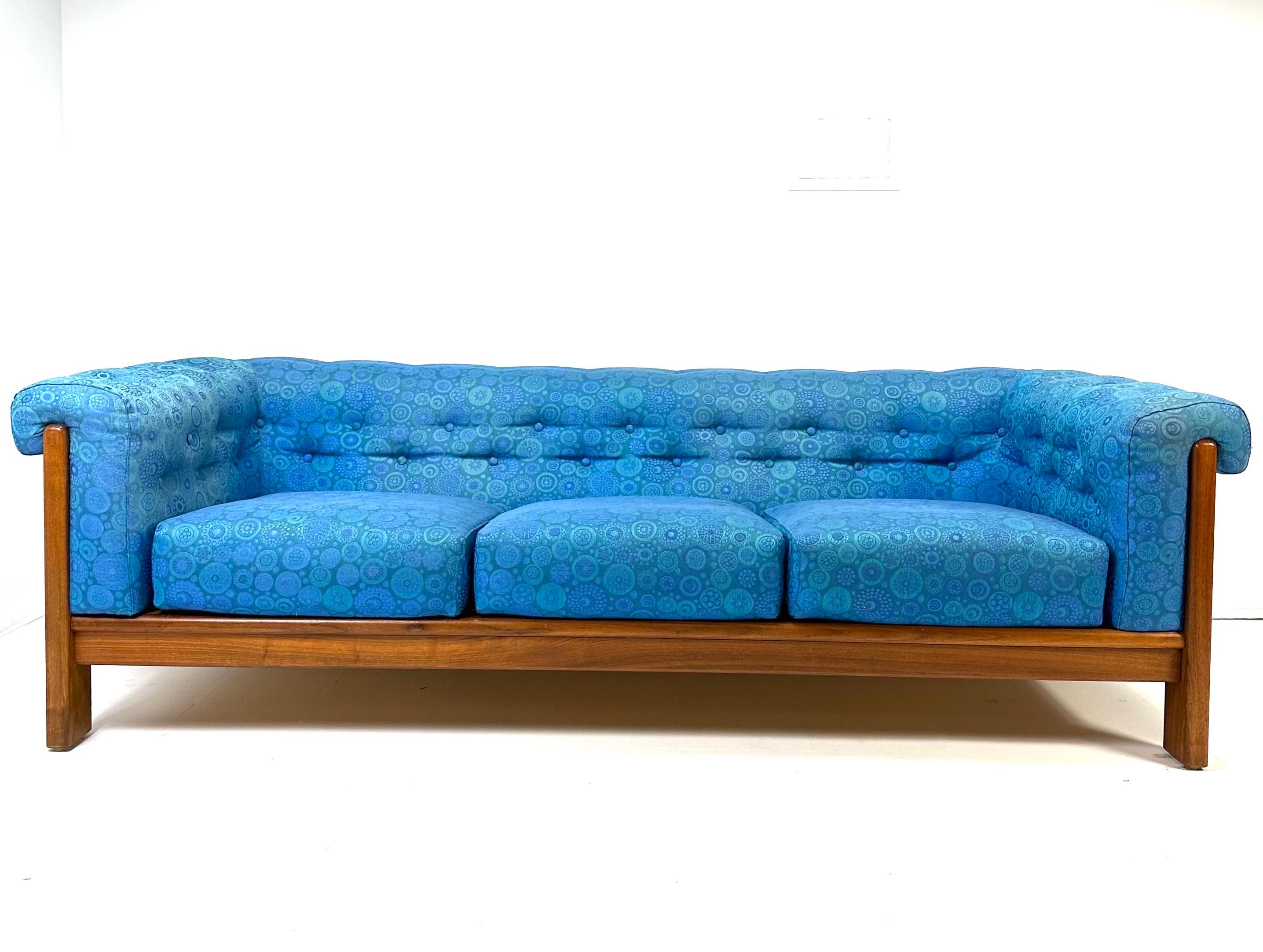Paar 1960's dänische Sofa mit Vintage-Polsterung im Zustand „Gut“ im Angebot in Turners Falls, MA