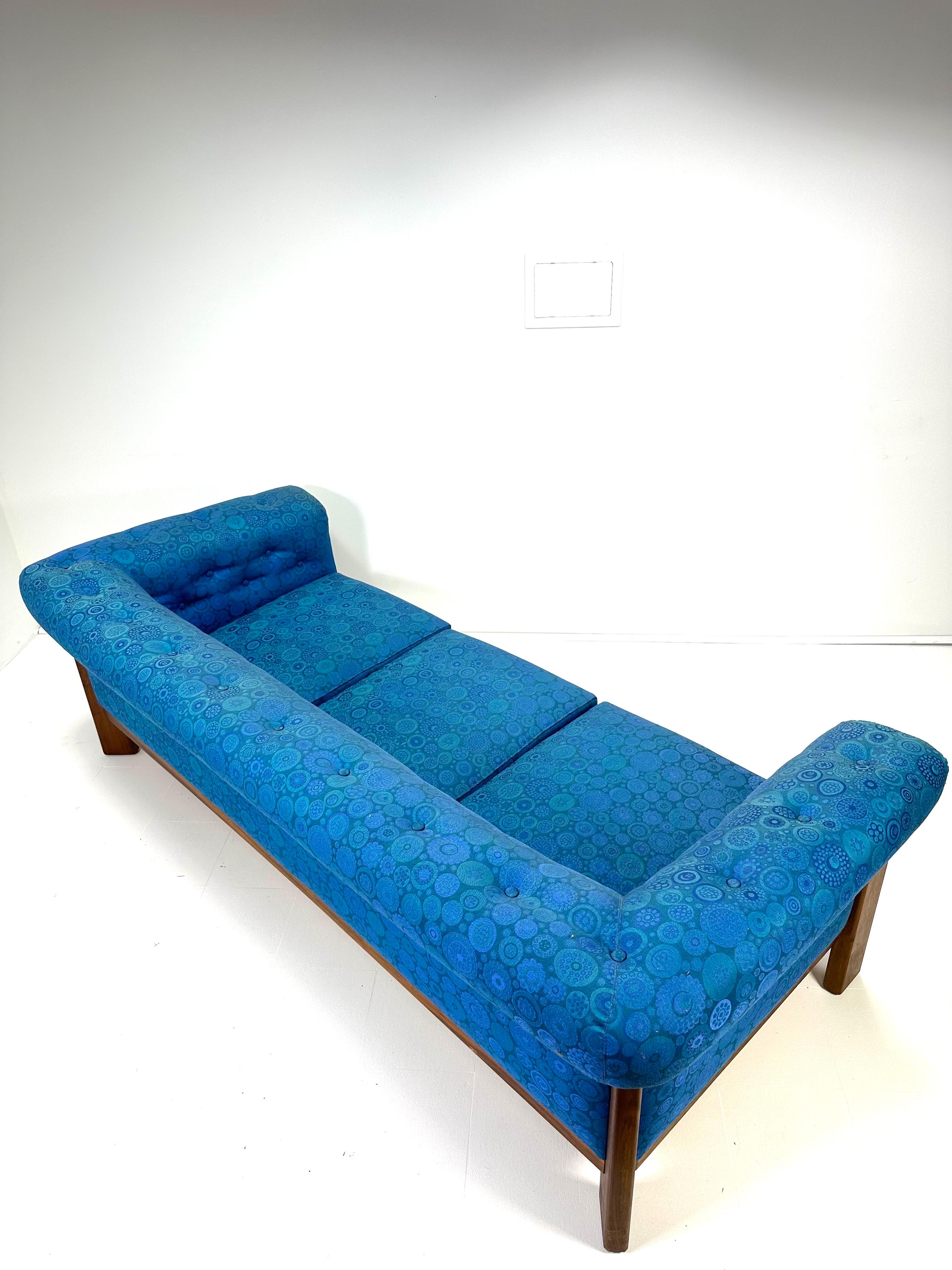 Paar 1960's dänische Sofa mit Vintage-Polsterung im Angebot 1