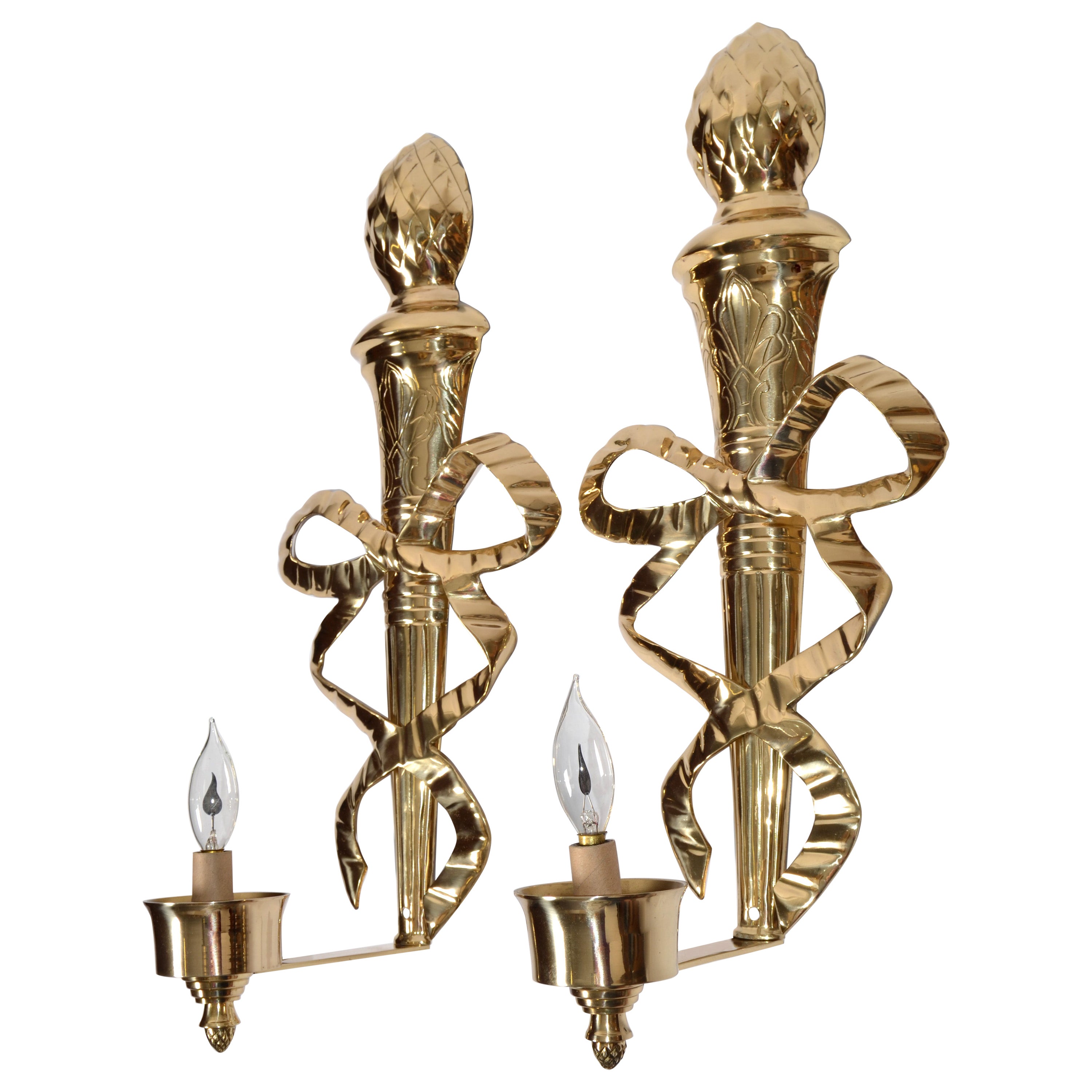 Pareja de lámparas de pie de estilo Imperio francés de los años 60, de latón lacado ornamentado y con la parte superior en forma de piña en venta