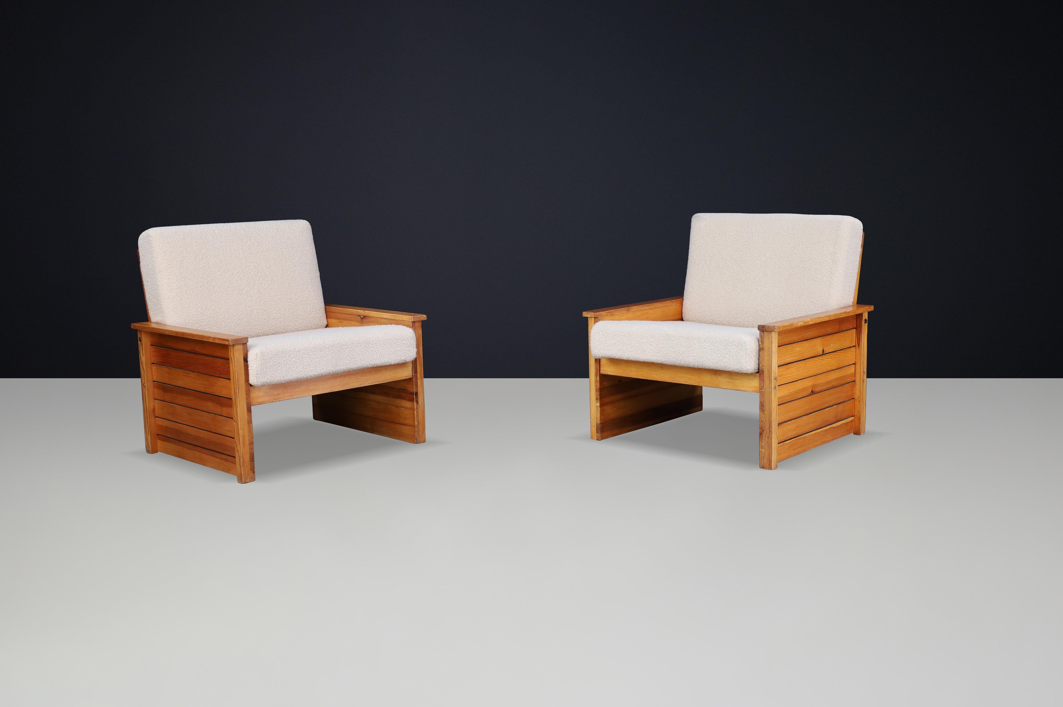 Paar französische Loungesessel der 1960er Jahre aus massivem Kiefernholz mit neuem Bouclé-Polster in Creme

Ein auffälliges Paar französischer Vintage-Sessel aus den 1960er Jahren, gefertigt aus massivem Kiefernholz und neu gepolstert mit weichem