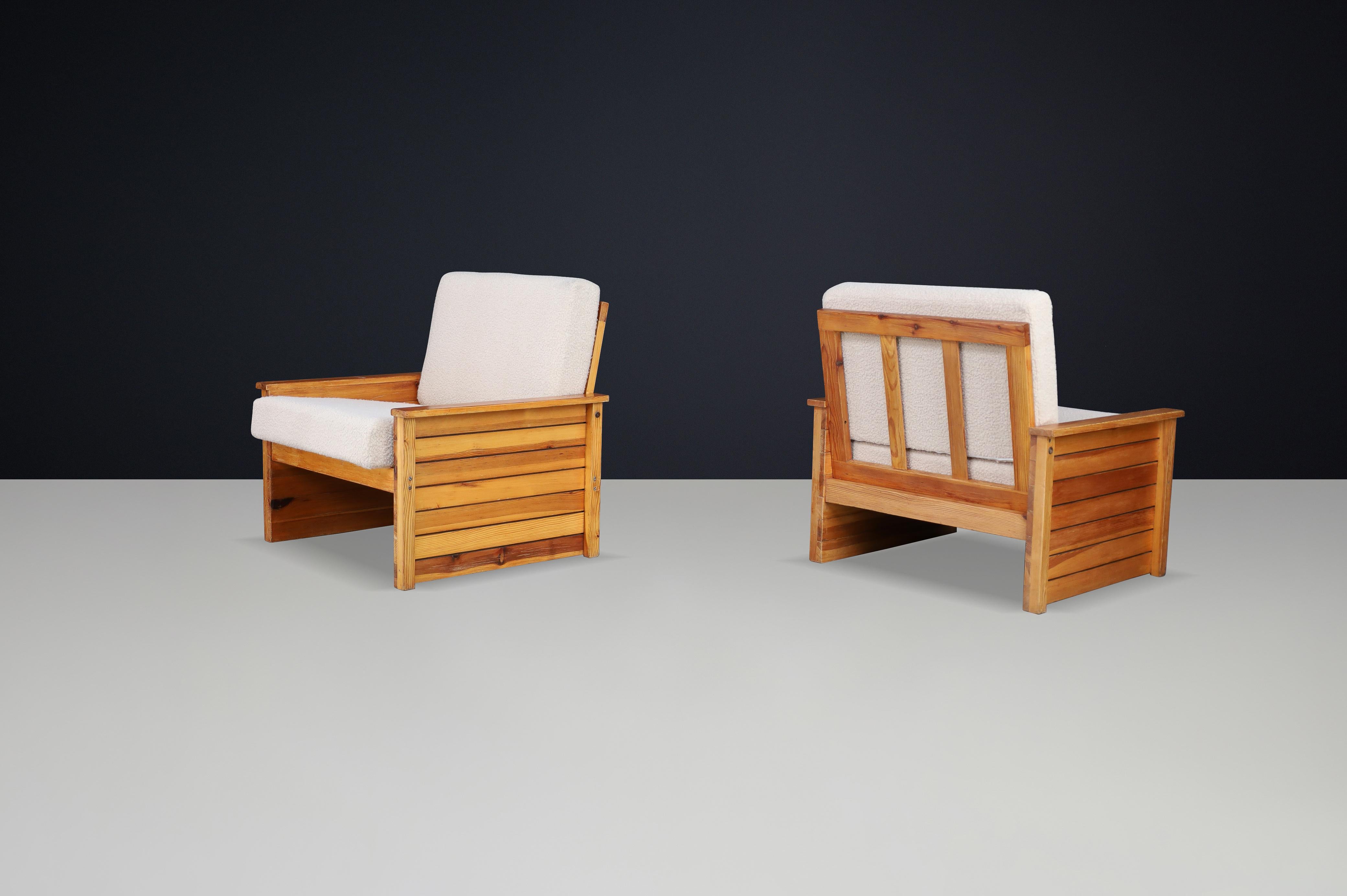 Paar französische Loungesessel der 1960er Jahre aus massivem Kiefernholz mit neuem Bouclé-Polster in Creme (Moderne der Mitte des Jahrhunderts) im Angebot