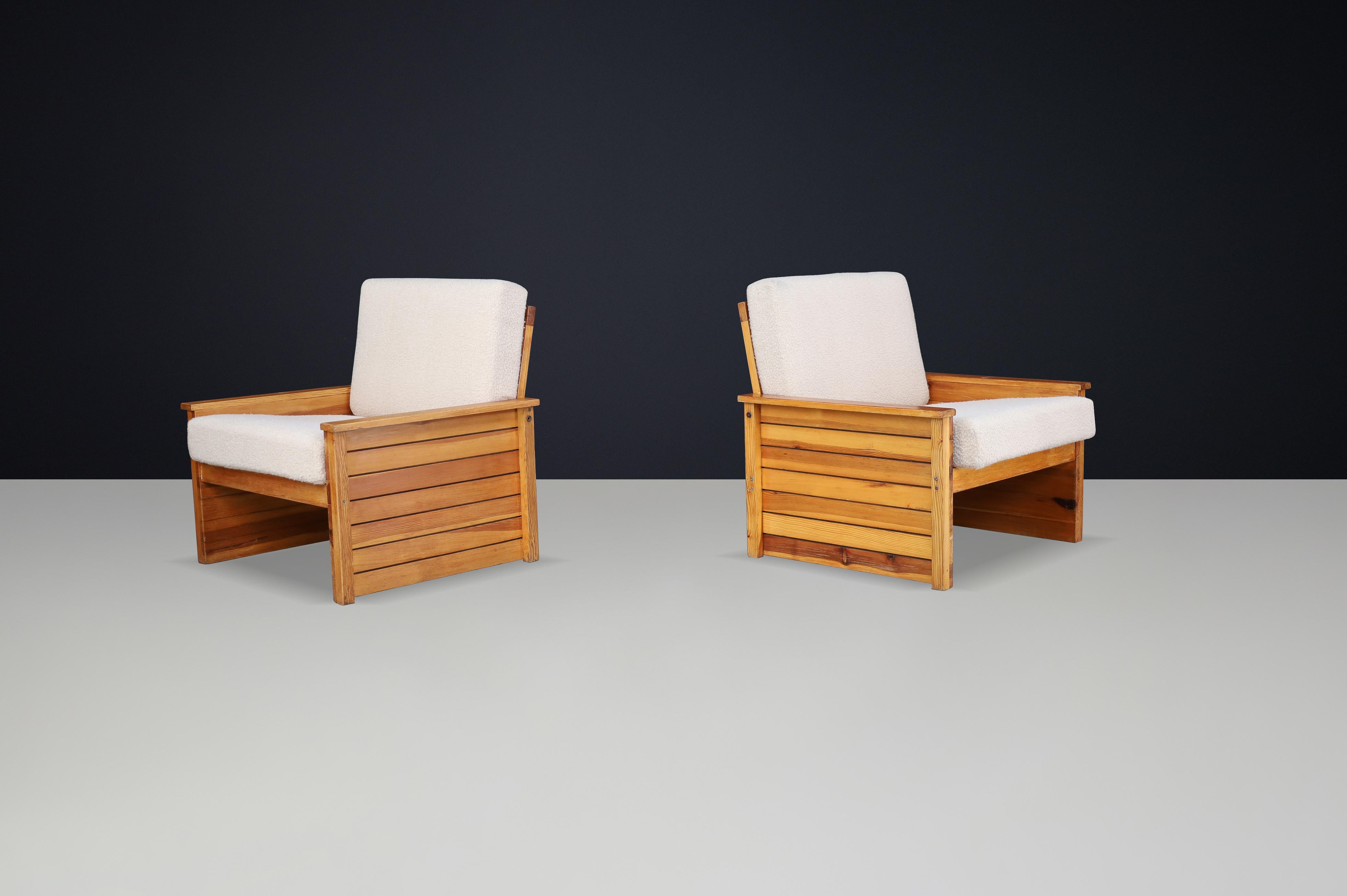 Paar französische Loungesessel der 1960er Jahre aus massivem Kiefernholz mit neuem Bouclé-Polster in Creme (Französisch) im Angebot