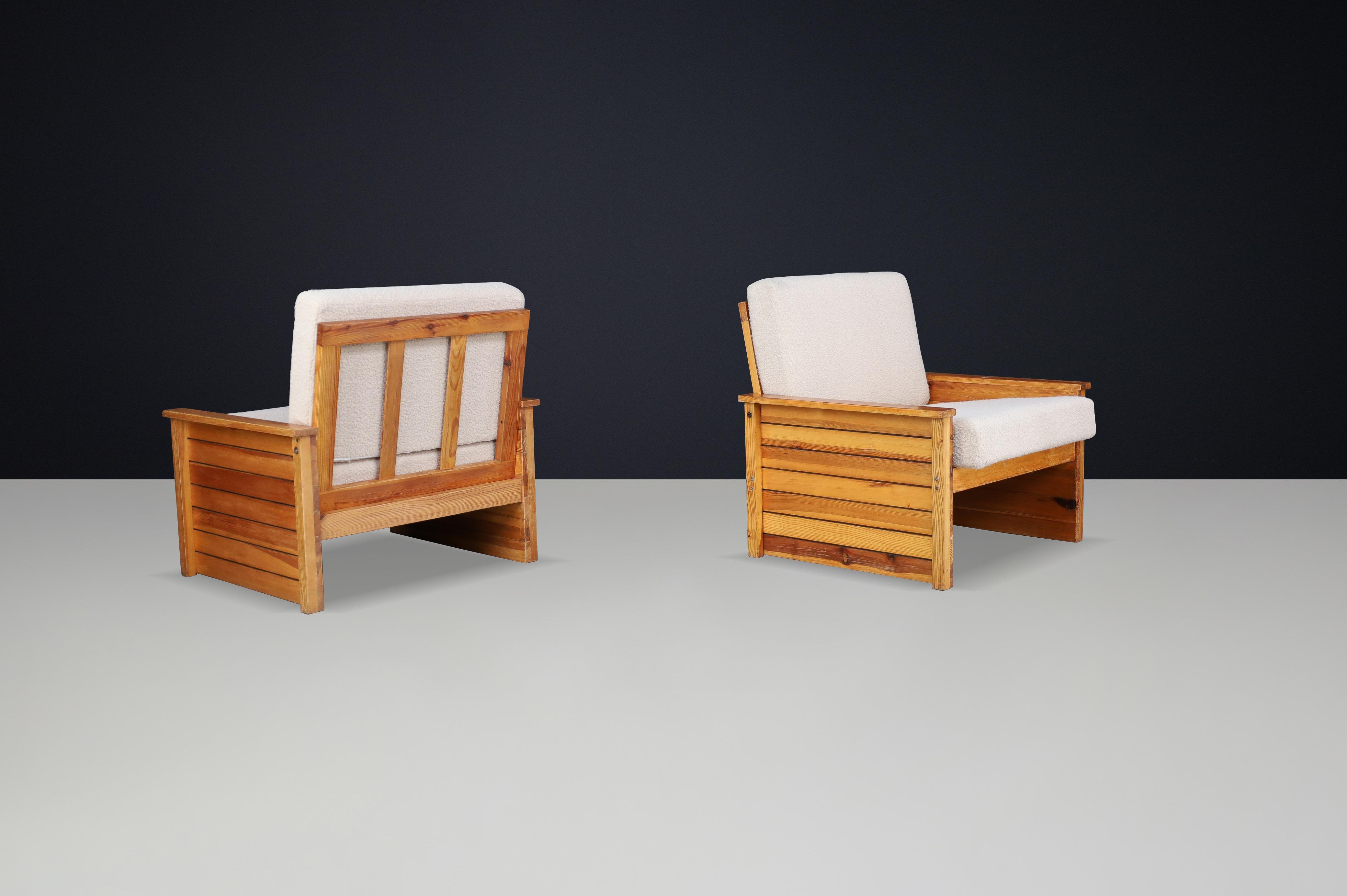 Paar französische Loungesessel der 1960er Jahre aus massivem Kiefernholz mit neuem Bouclé-Polster in Creme im Zustand „Gut“ im Angebot in Almelo, NL