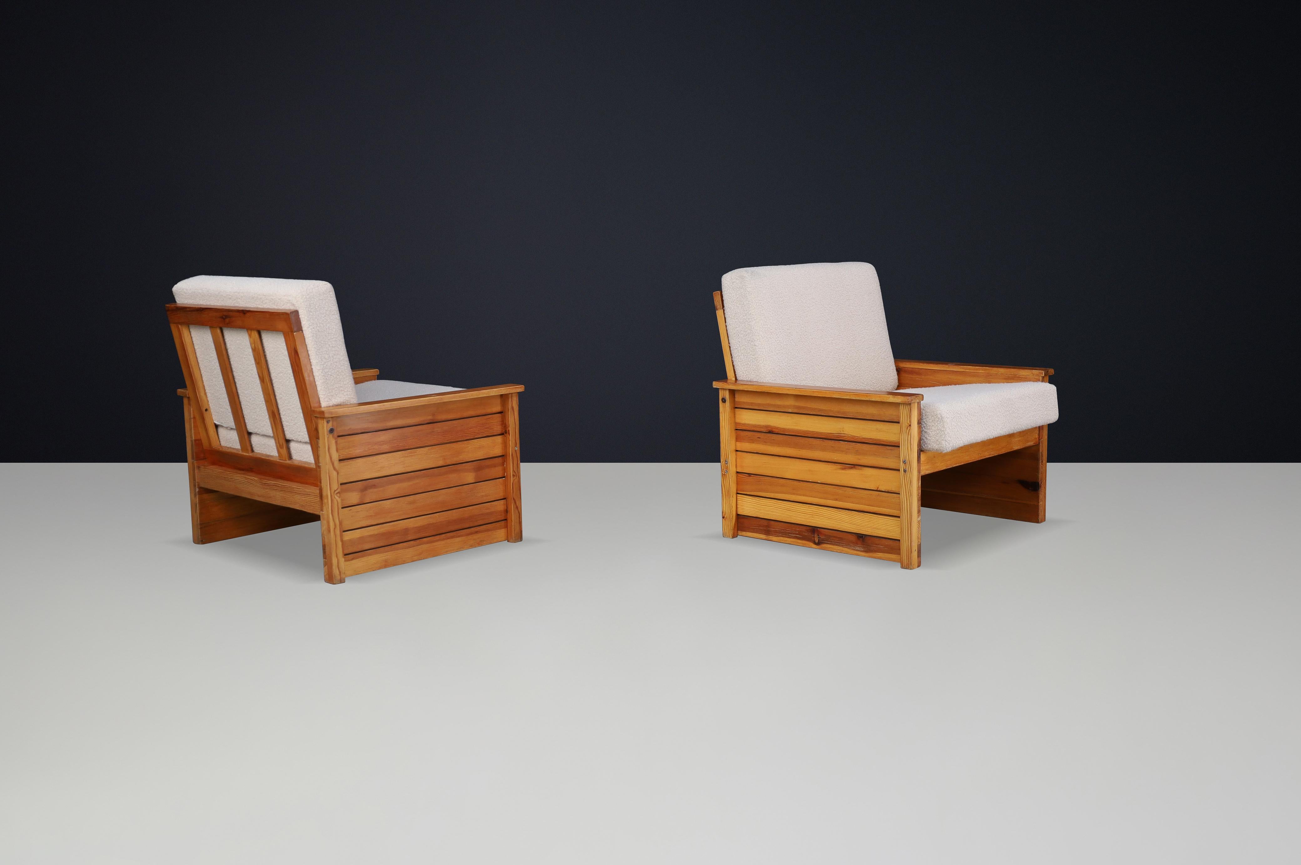 Paar französische Loungesessel der 1960er Jahre aus massivem Kiefernholz mit neuem Bouclé-Polster in Creme (20. Jahrhundert) im Angebot