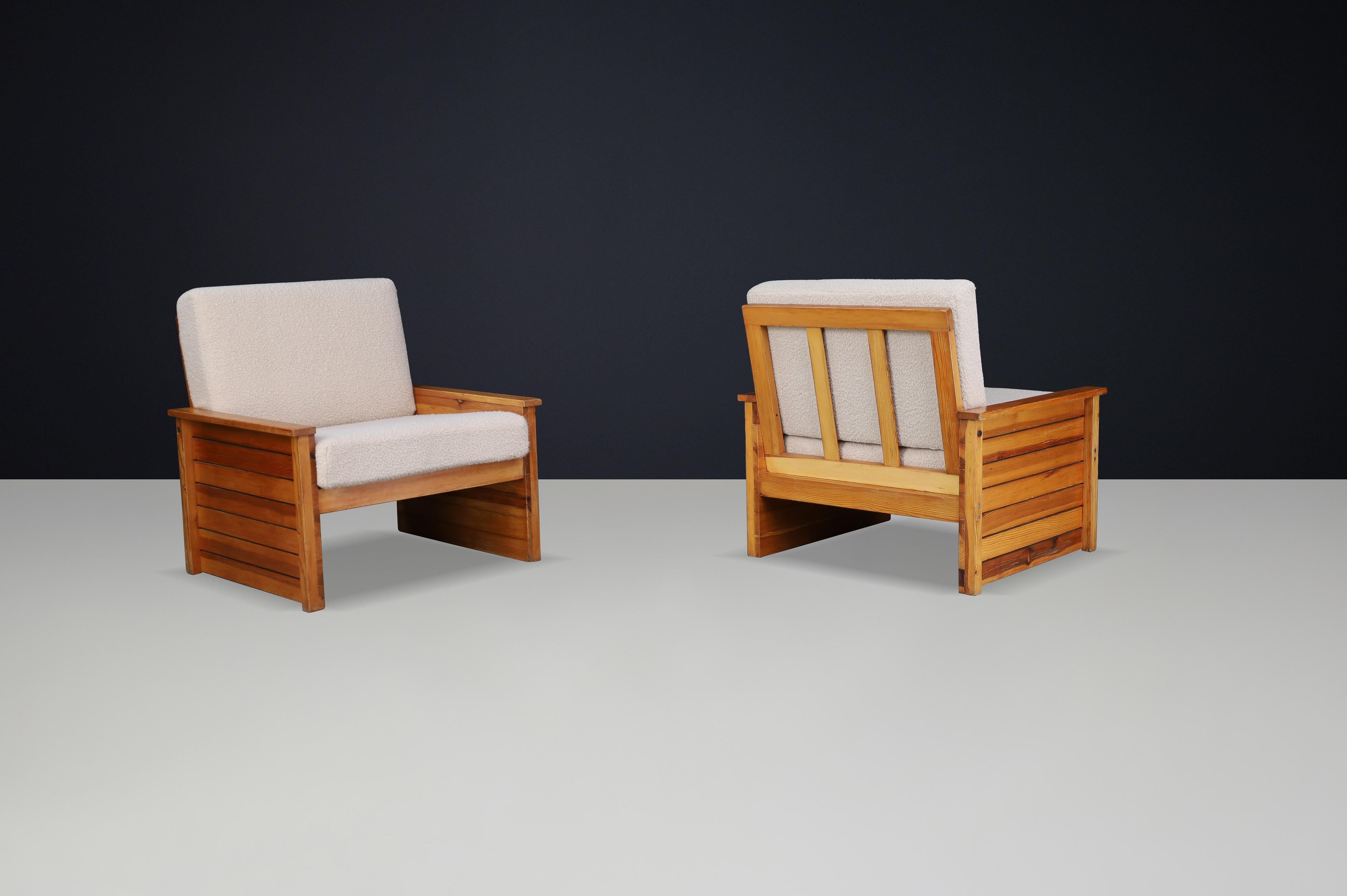Paar französische Loungesessel der 1960er Jahre aus massivem Kiefernholz mit neuem Bouclé-Polster in Creme im Angebot 1
