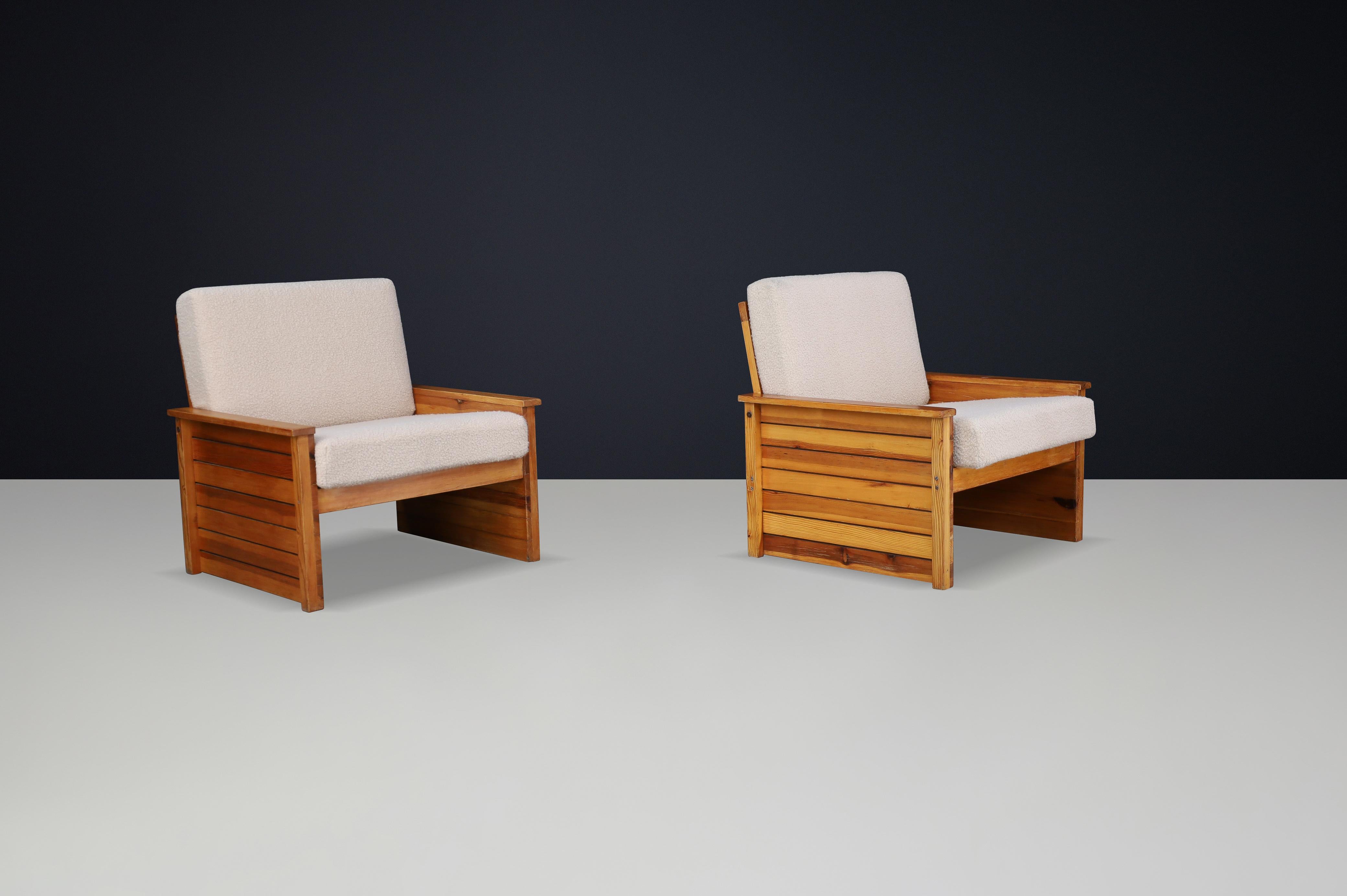 Paar französische Loungesessel der 1960er Jahre aus massivem Kiefernholz mit neuem Bouclé-Polster in Creme im Angebot 2