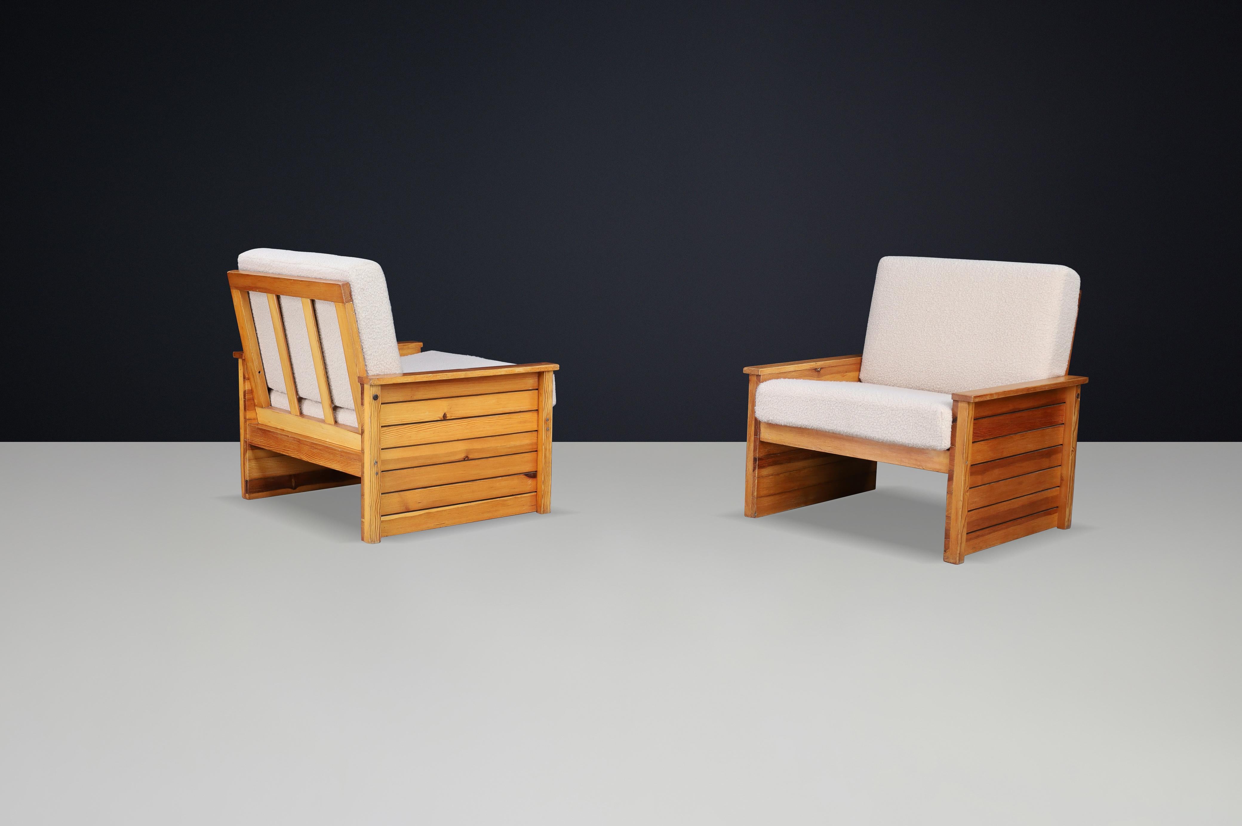 Paar französische Loungesessel der 1960er Jahre aus massivem Kiefernholz mit neuem Bouclé-Polster in Creme im Angebot 3