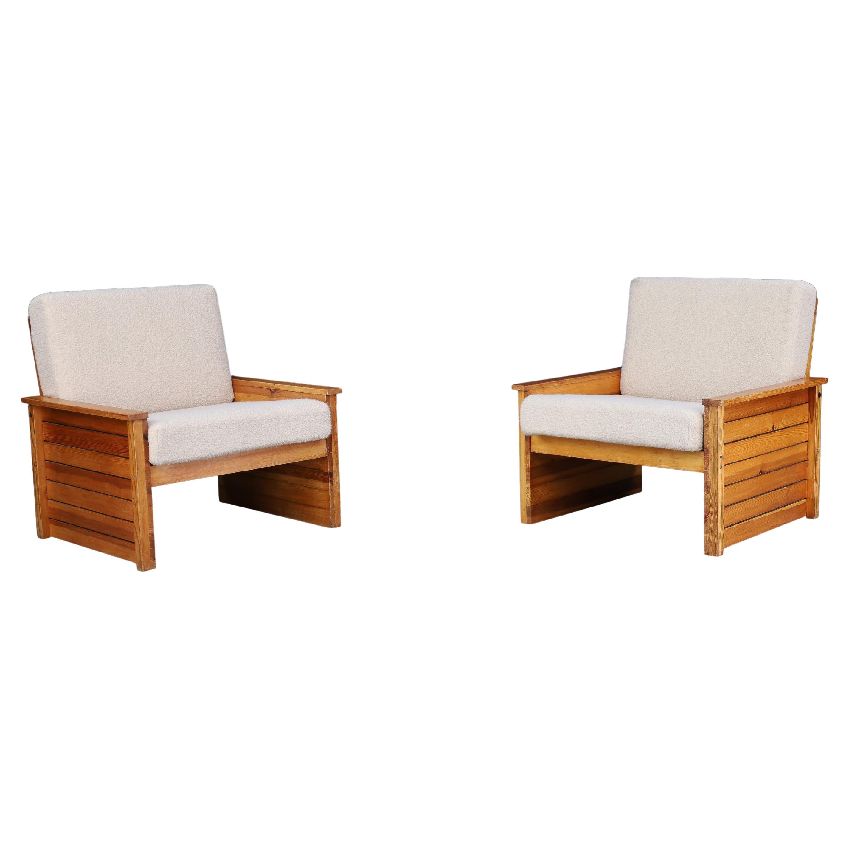 Paar französische Loungesessel der 1960er Jahre aus massivem Kiefernholz mit neuem Bouclé-Polster in Creme im Angebot