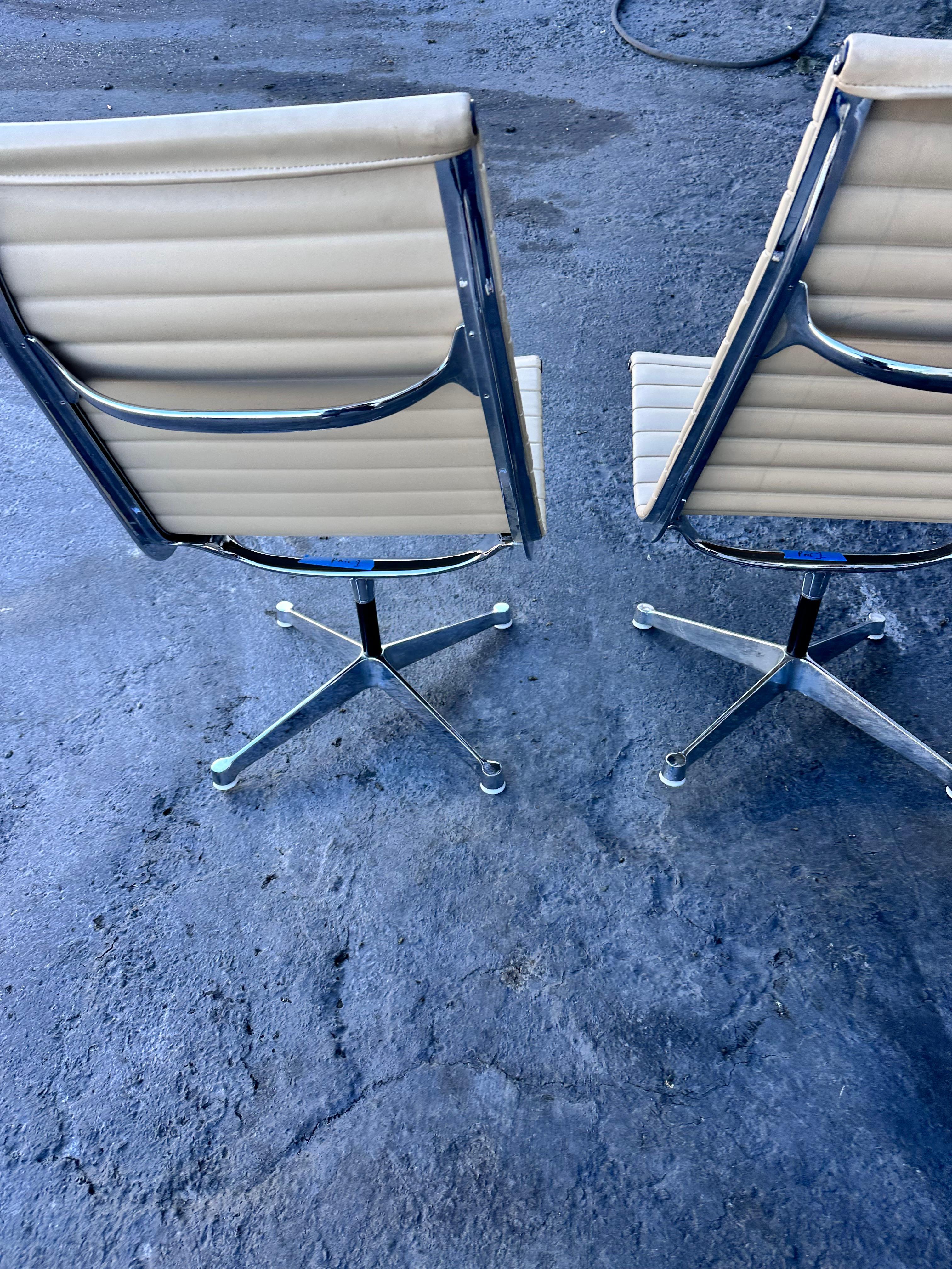 Pair 1960s Herman Miller Eames Aluminum Group Lounge Chairs For Sale 4