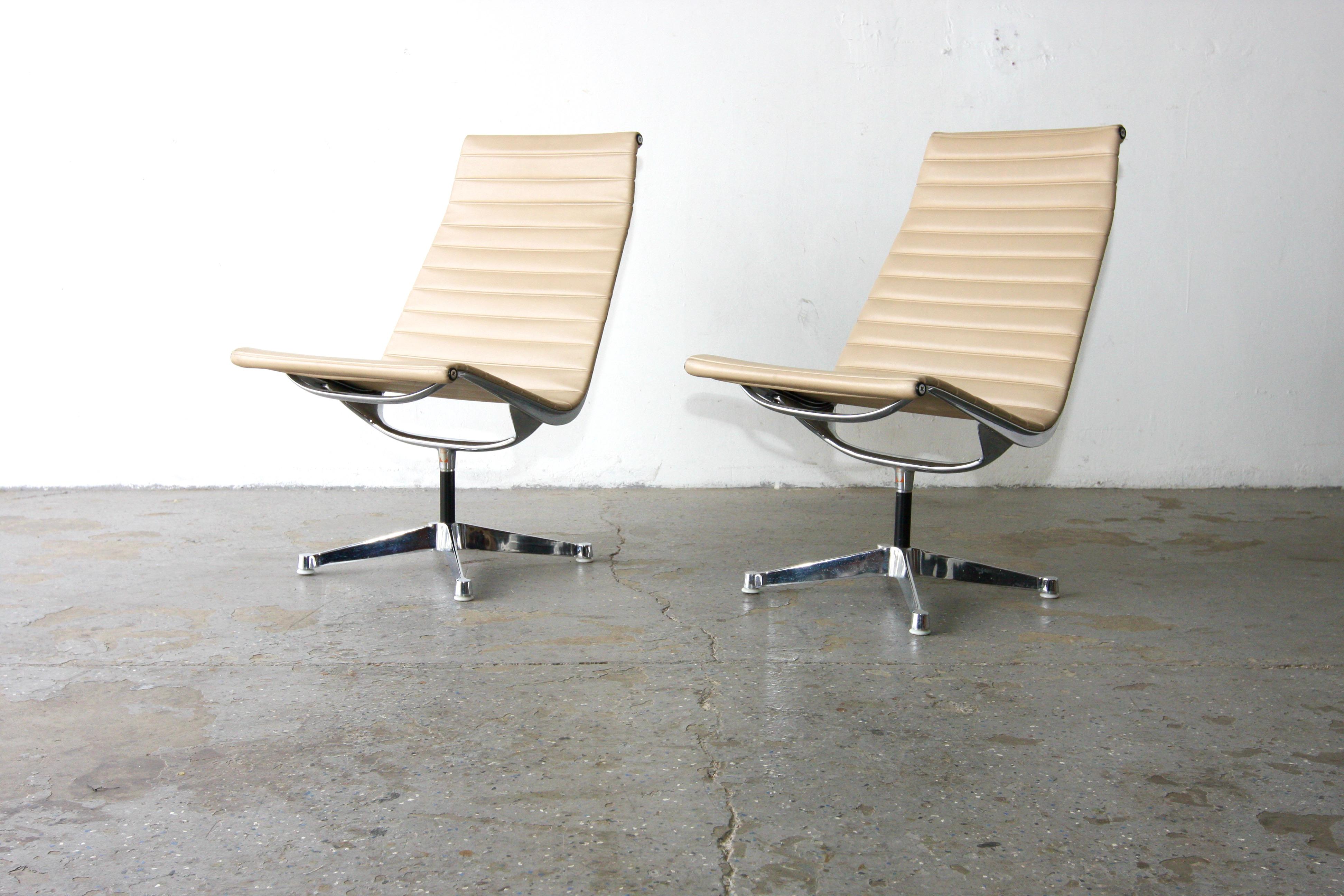 Mid-Century Modern Pair 1960s Herman Miller Eames Aluminum Group Lounge Chairs For Sale