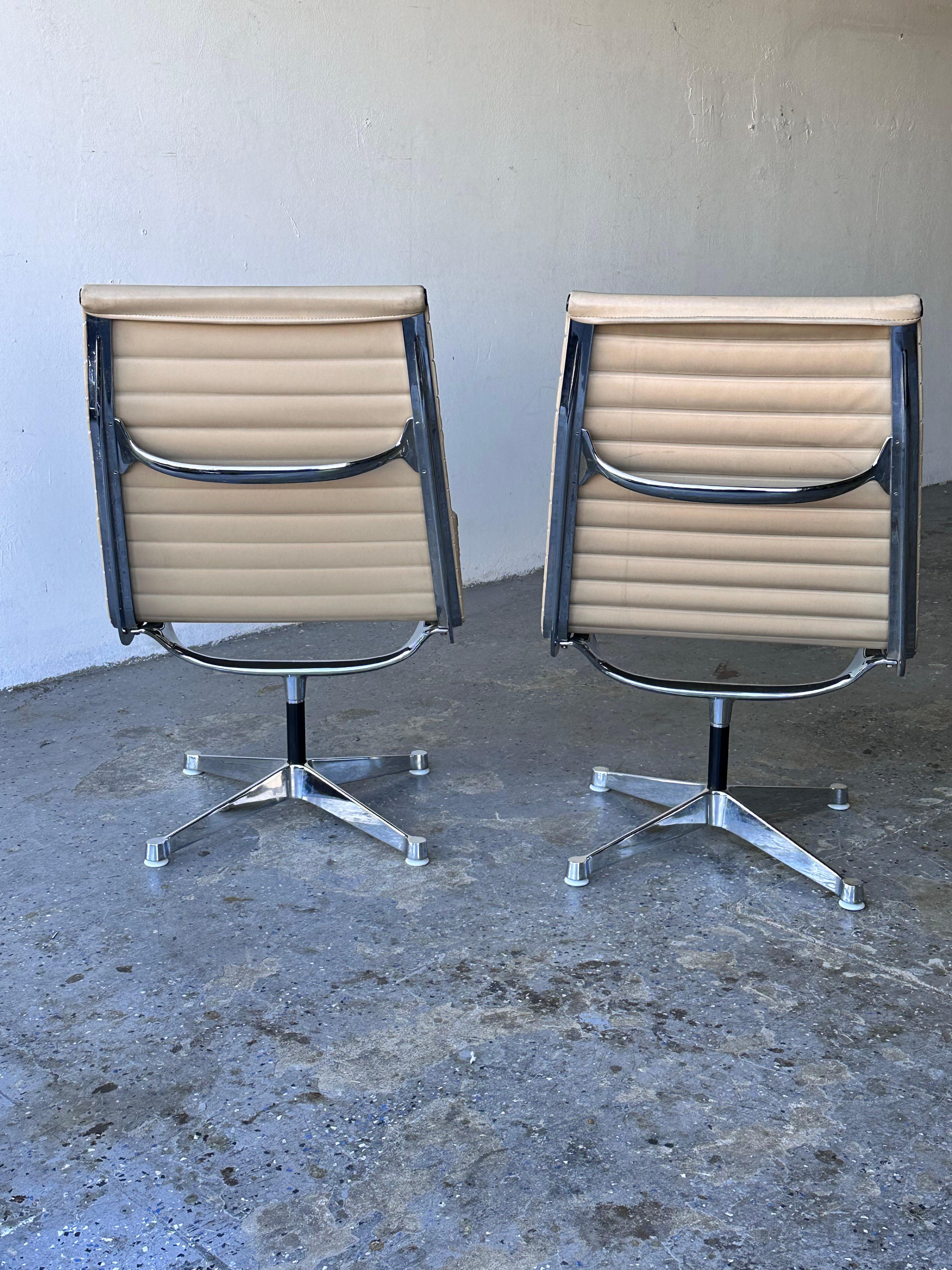 Pair 1960s Herman Miller Eames Aluminum Group Lounge Chairs In Fair Condition For Sale In Las Vegas, NV