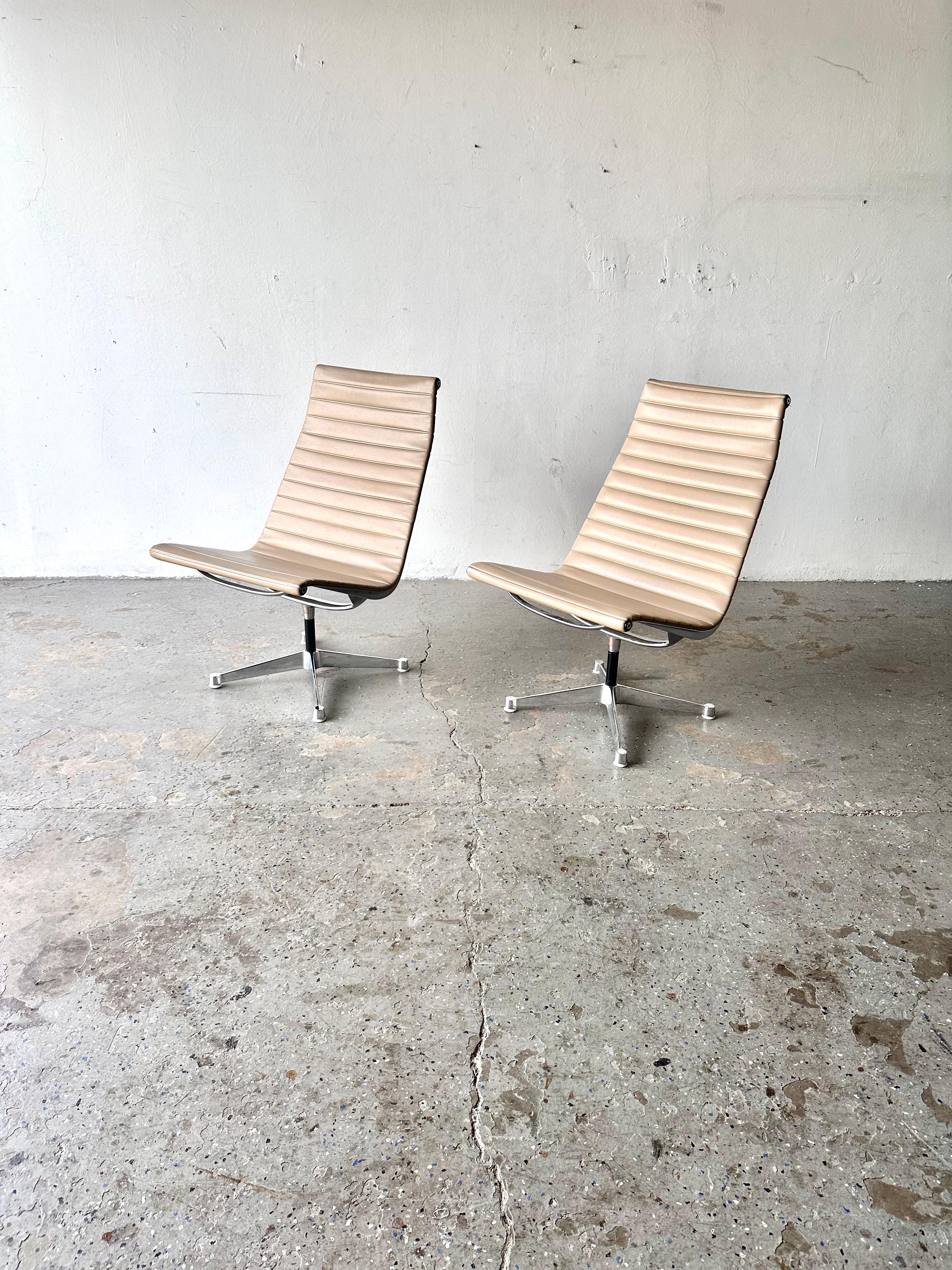 20th Century Pair 1960s Herman Miller Eames Aluminum Group Lounge Chairs For Sale