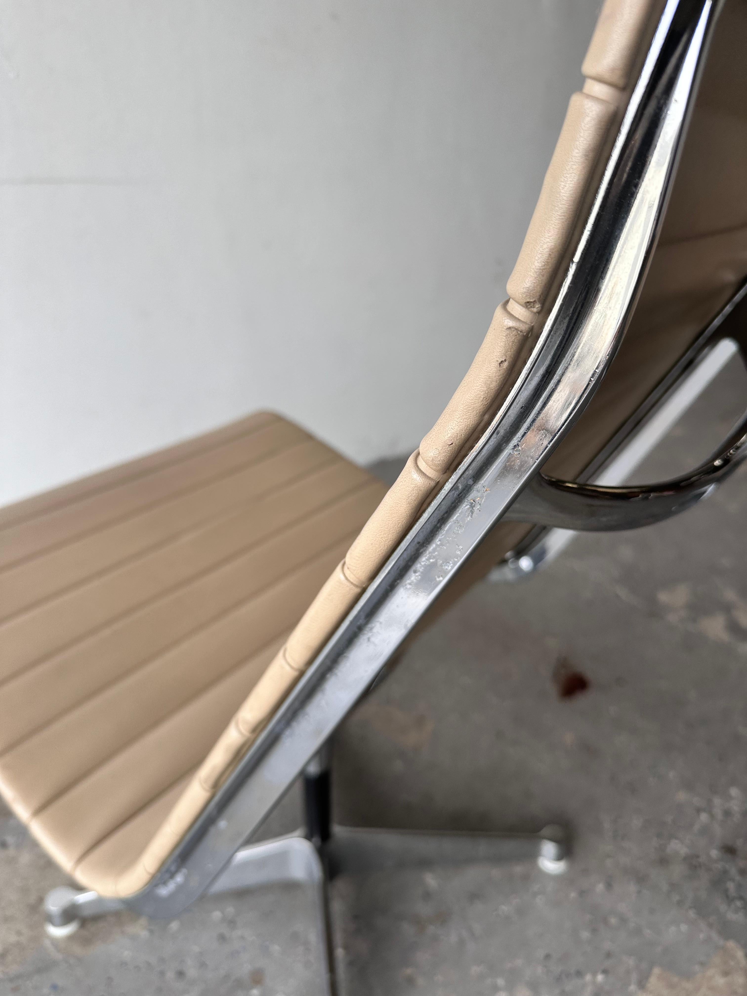Pair 1960s Herman Miller Eames Aluminum Group Lounge Chairs For Sale 1