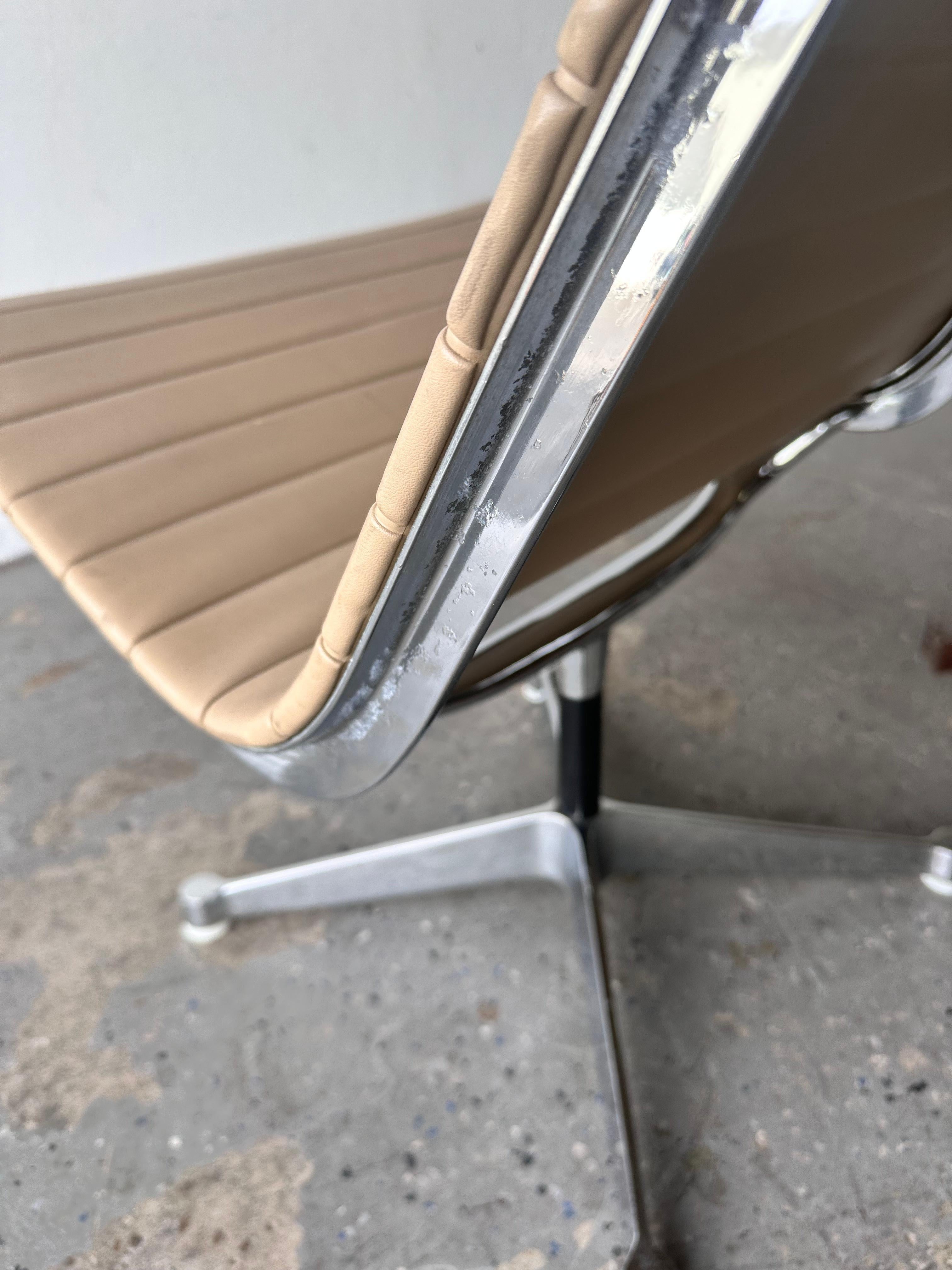 Pair 1960s Herman Miller Eames Aluminum Group Lounge Chairs For Sale 2