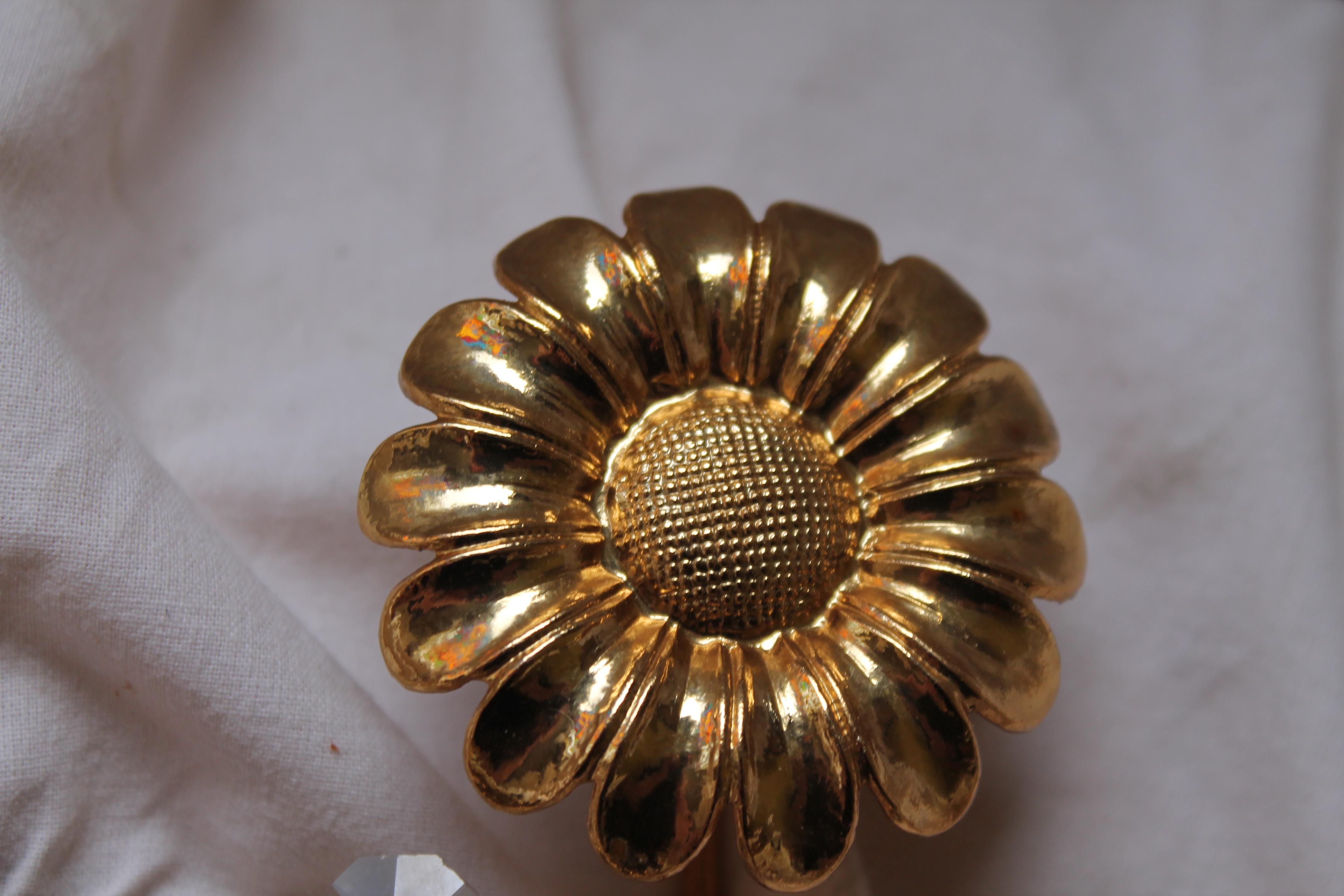 Coppia di lampade da parete floreali Hollywood Regency del 1960, 24 carati, con cristalli tagliati, di 