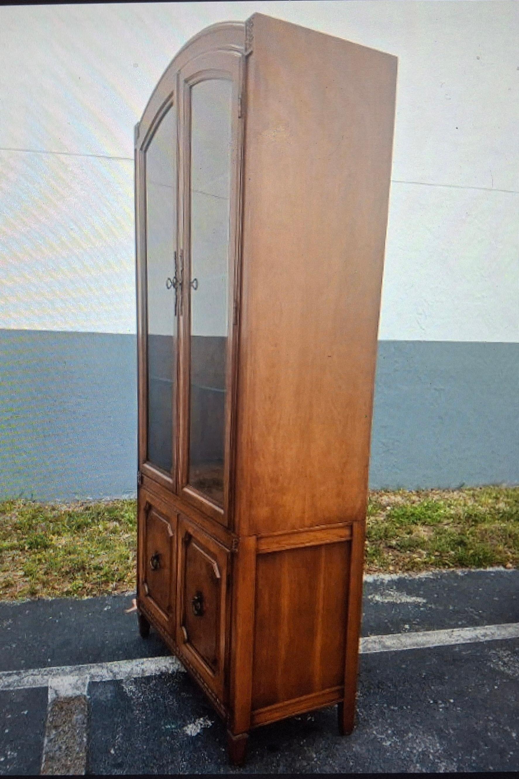 Coppia di vetrine provinciali italiane del 1960 con top ad arco in vendita 3
