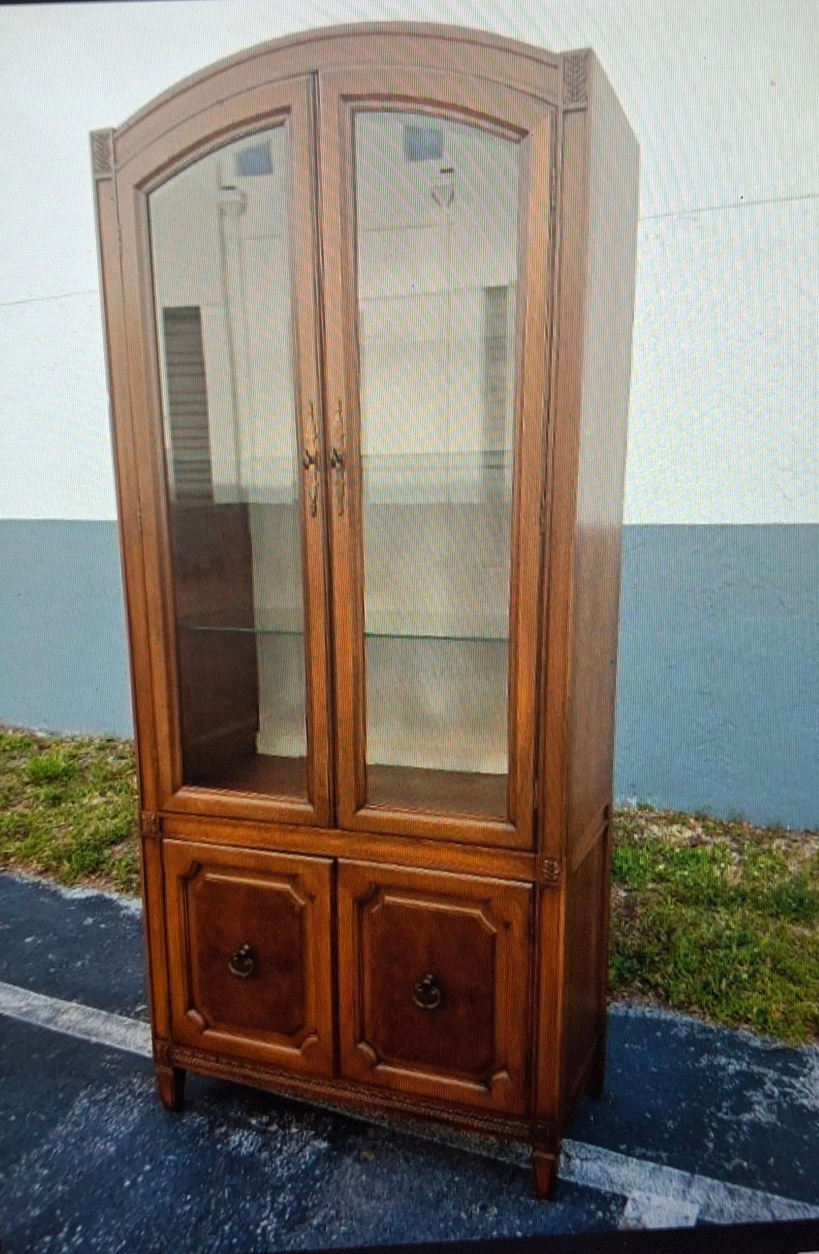 Coppia di vetrine provinciali italiane del 1960 con top ad arco in vendita 6