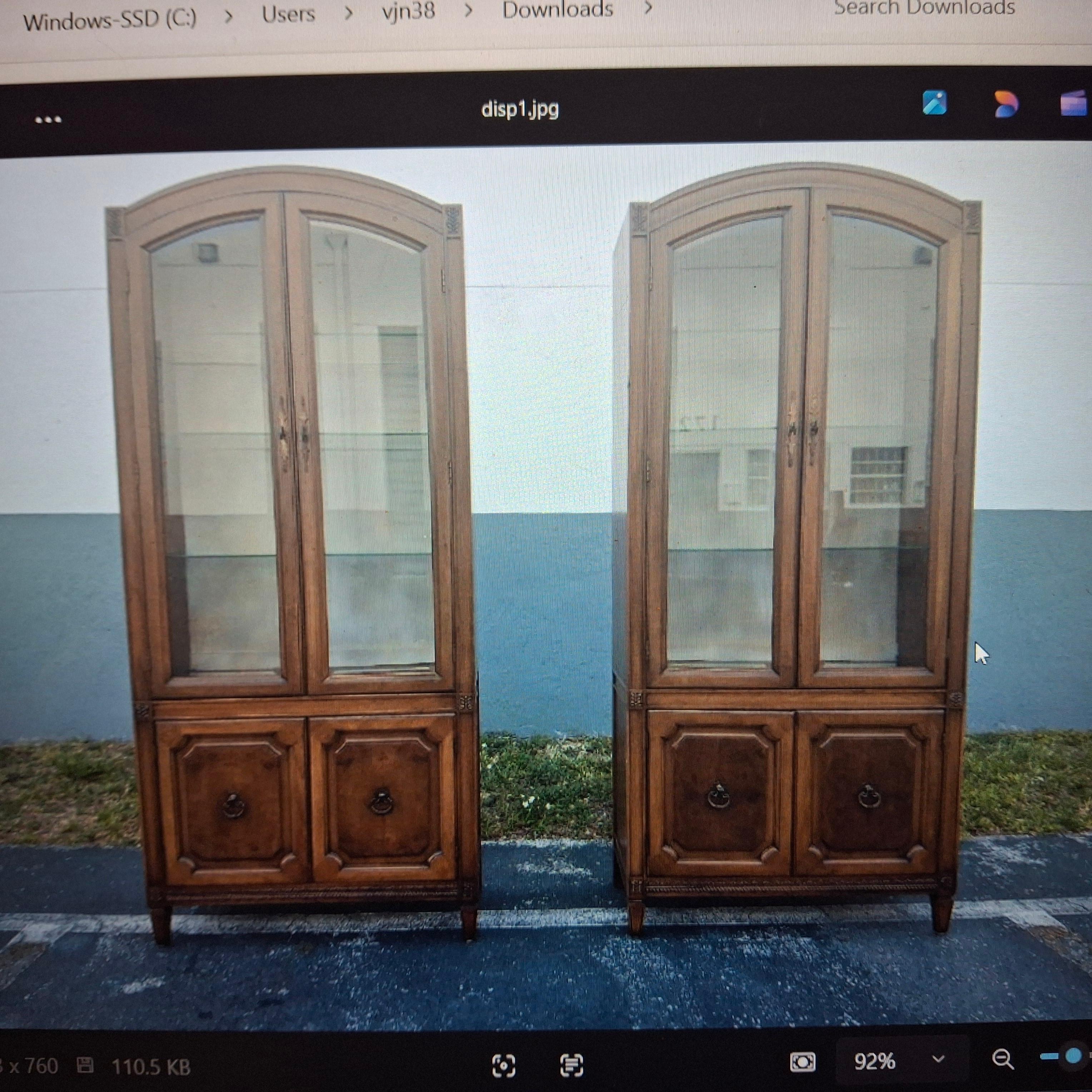 Coppia di vetrine provinciali italiane del 1960 con top ad arco in vendita 9