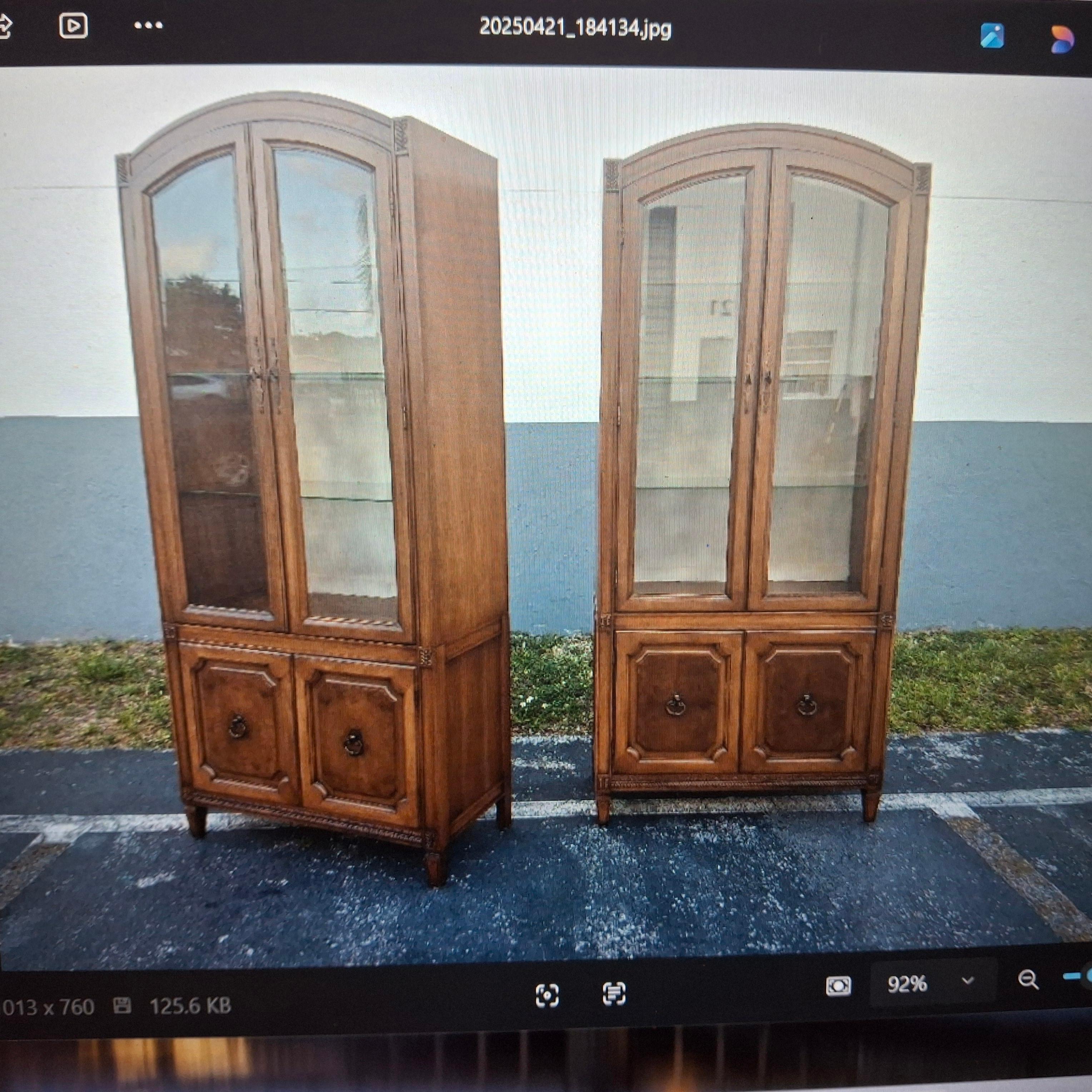 Coppia di vetrine abbinate in stile provinciale italiano degli anni '60. Top del mobile ad arco. 3 ripiani regolabili in vetro all'interno del piano rifinito. Armadietto inferiore con 1 ripiano. Nella parte superiore dell'interno è presente un