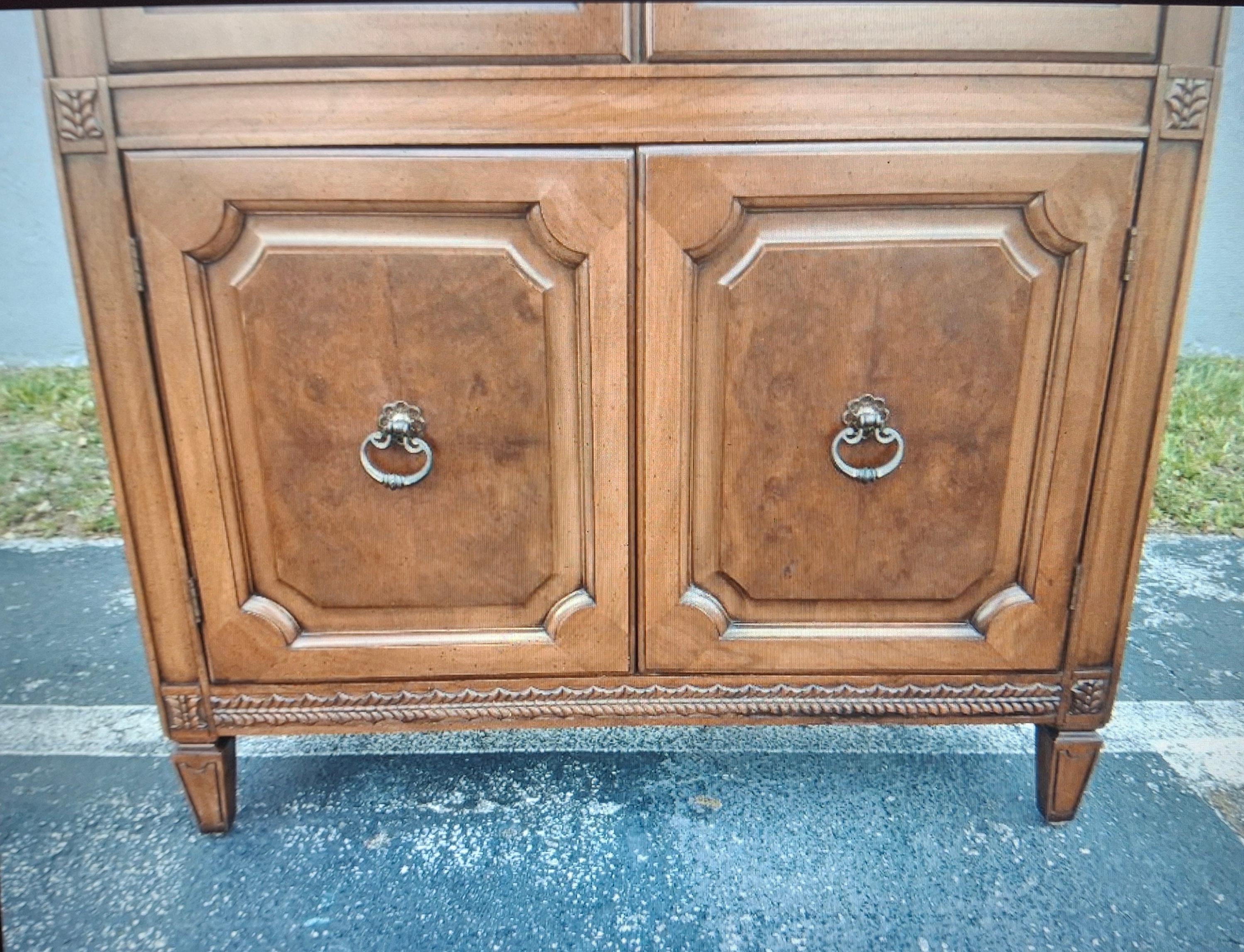 Stile provenzale Coppia di vetrine provinciali italiane del 1960 con top ad arco in vendita