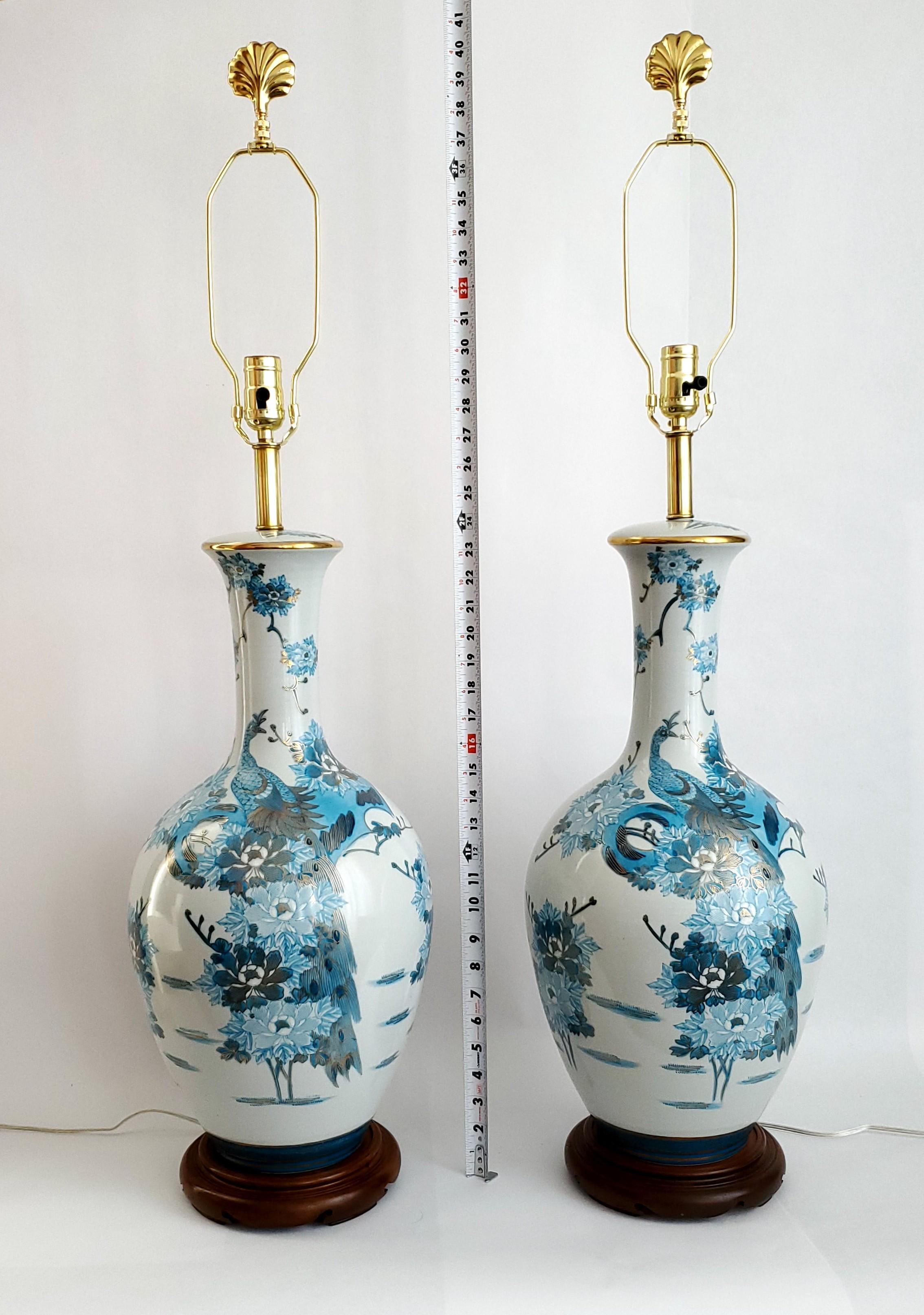 Riesiges Paar 1960er Jahre japanische Kutani-Porzellan-Tischlampen mit Pfau im chinesischen Stil (Chinesischer Export) im Angebot