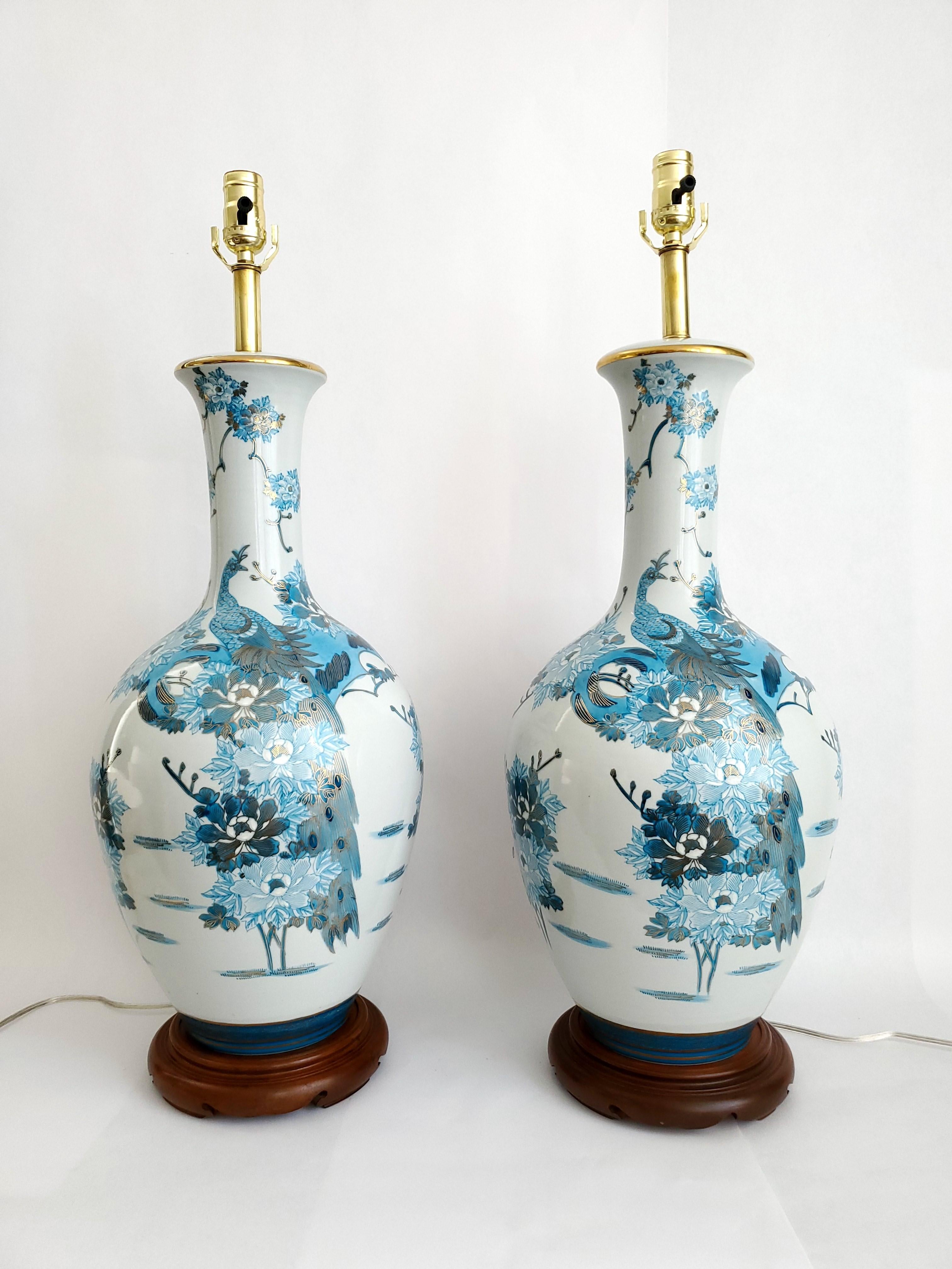 Riesiges Paar 1960er Jahre japanische Kutani-Porzellan-Tischlampen mit Pfau im chinesischen Stil (Japanisch) im Angebot