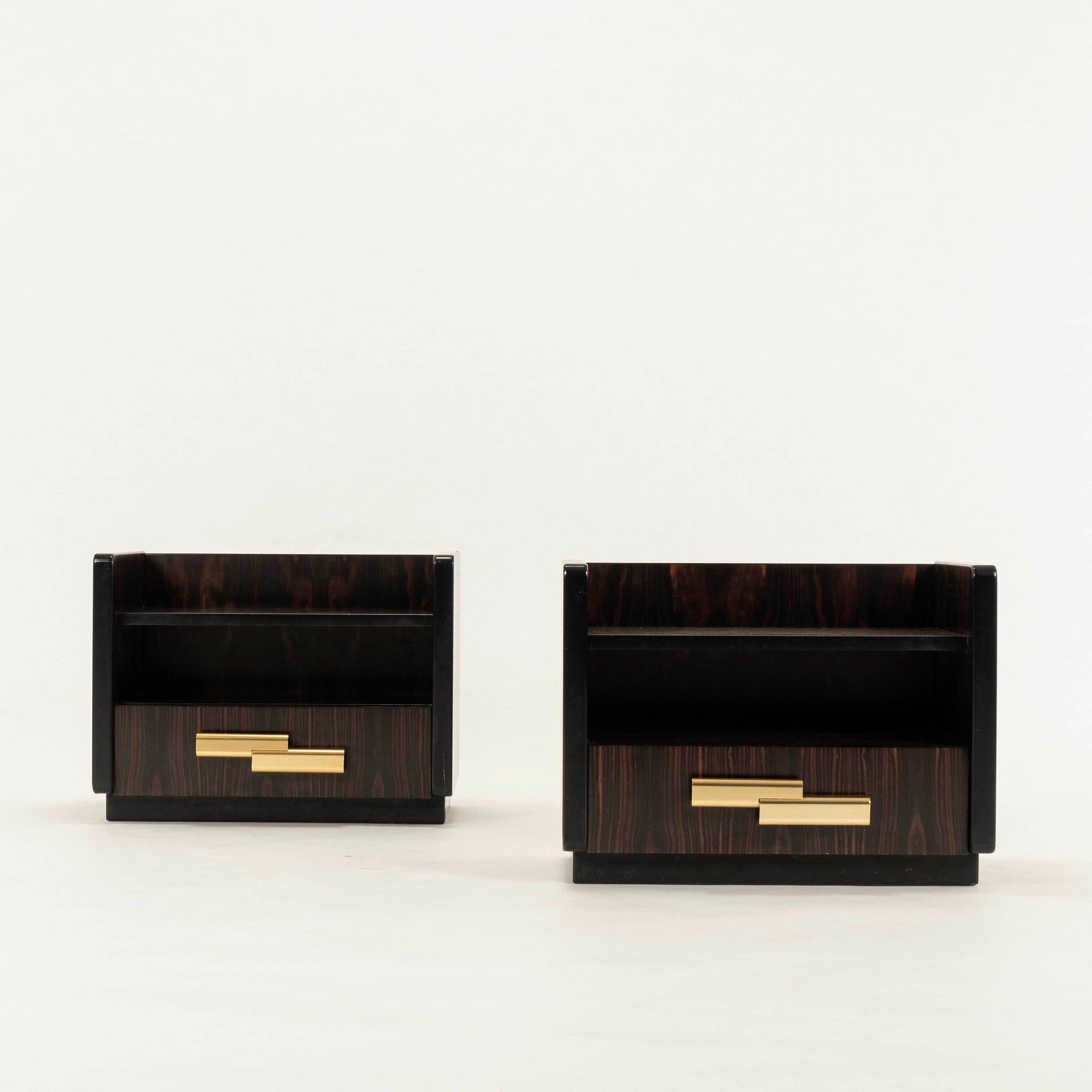 Coppia di oggetti italiani di metà secolo moderno degli anni Sessanta  Comodini in legno di Luciano Frigerio, ciascuno dotato di un ripiano aperto e di un cassetto con maniglia in ottone.