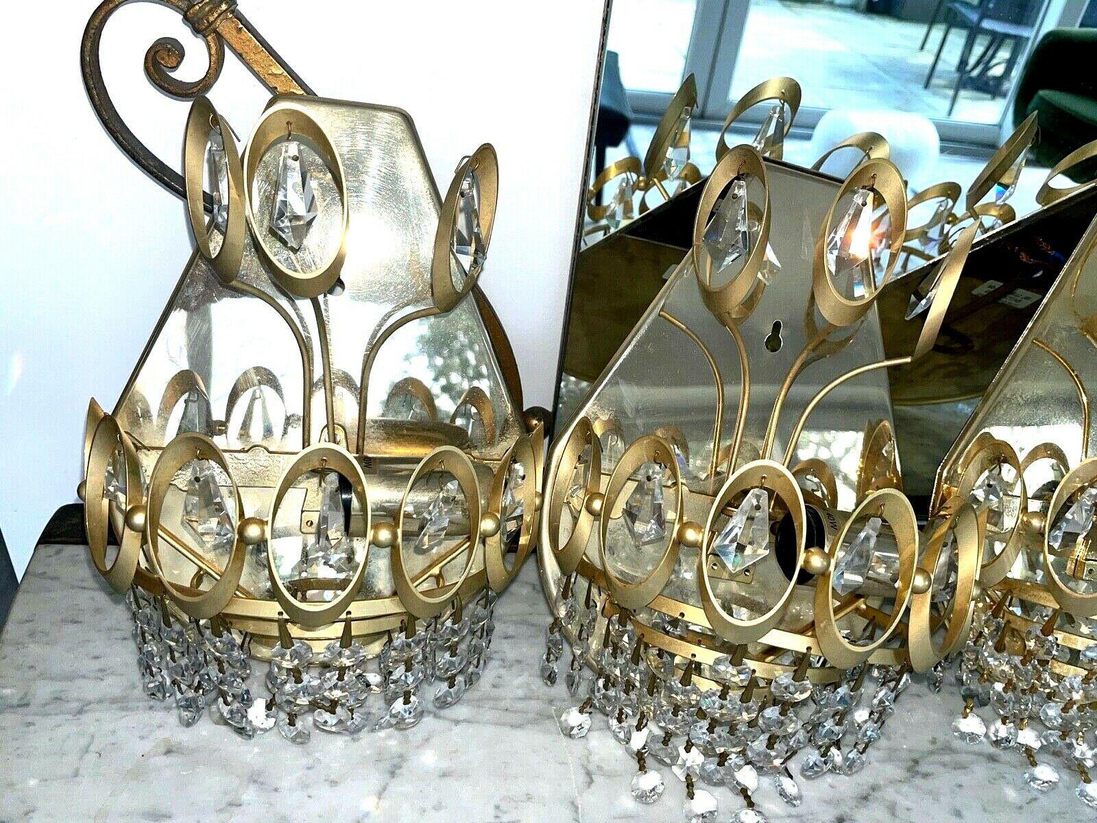 Paar 1960er Jahre Österreichische Mid Century Modern Cut Crystal Sconces zugeschrieben Palwa. Ich habe diese und einige andere Palwa Beleuchtungsstücke bei einem Nachlassverkauf in Miami Beach gefunden.