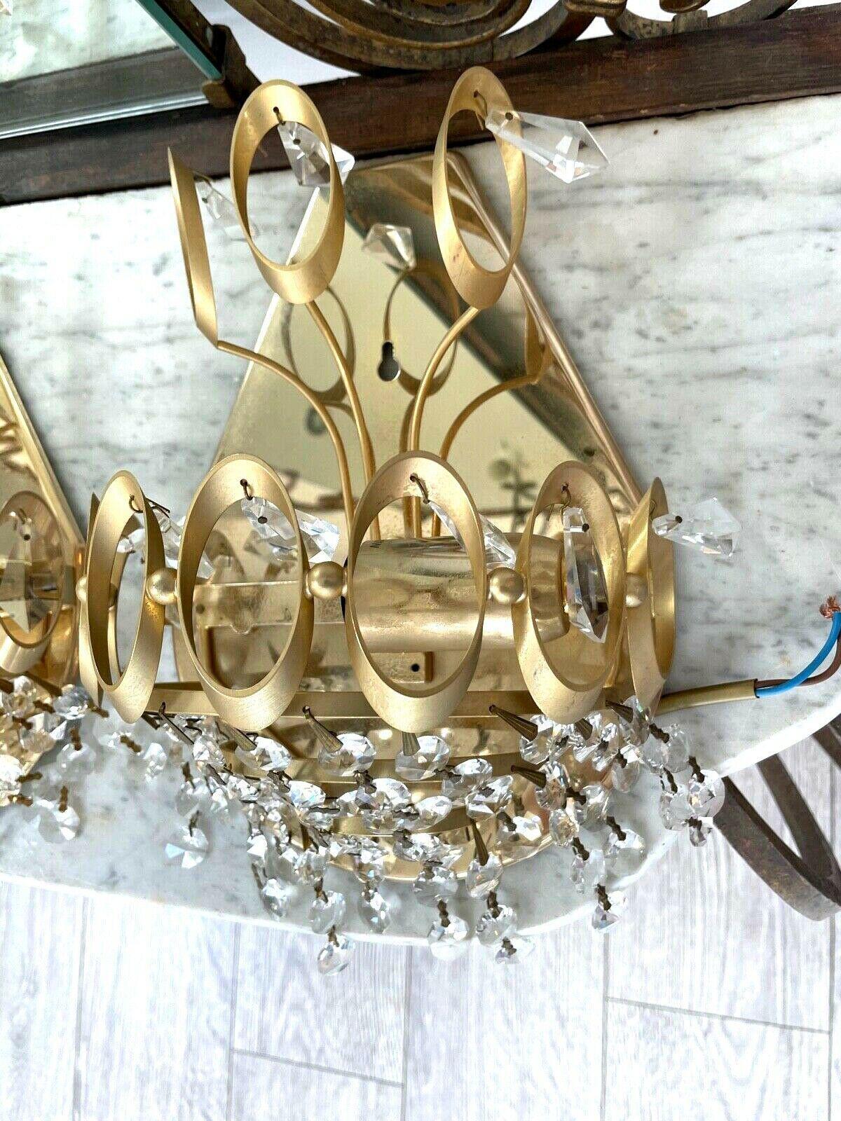 Paar 1960's Mid Century Modern Cut Crystal Vergoldetes Metall Wandleuchten Attrib. Palwa im Angebot 2