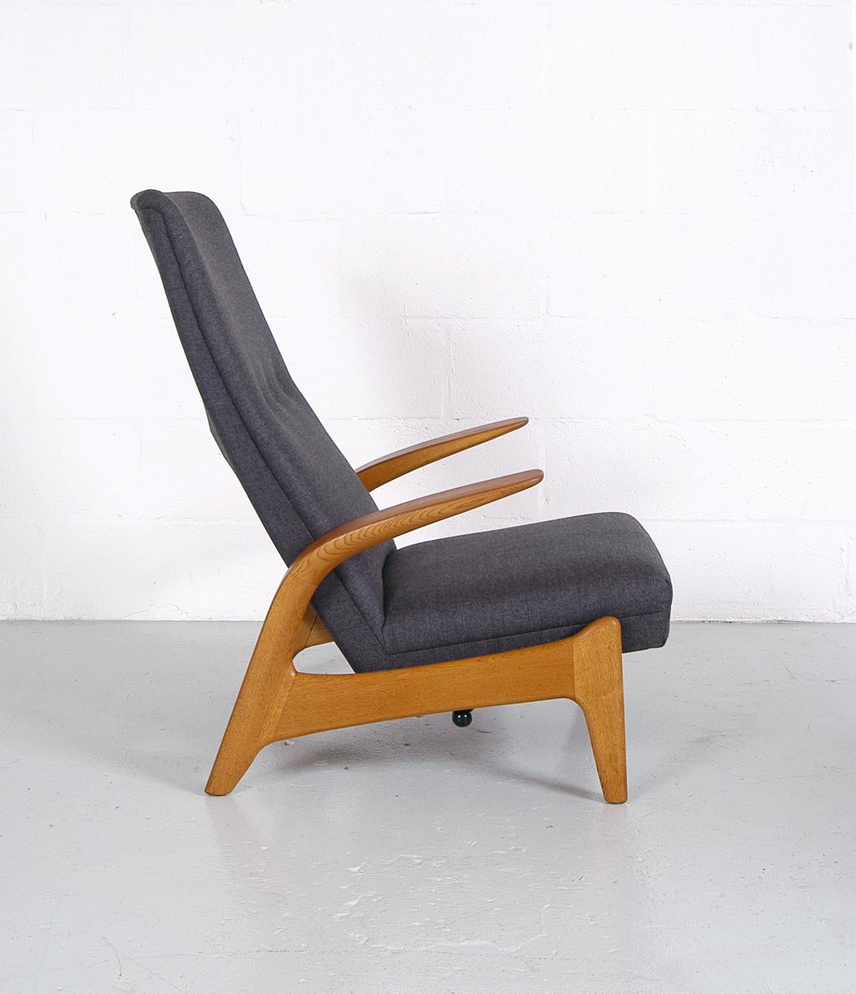 Pair 1960s Midcentury Oak + Grey Rock ‘n’ Rest Lounge Chairs by Rastad & Relling In Good Condition In Sherborne, Dorset