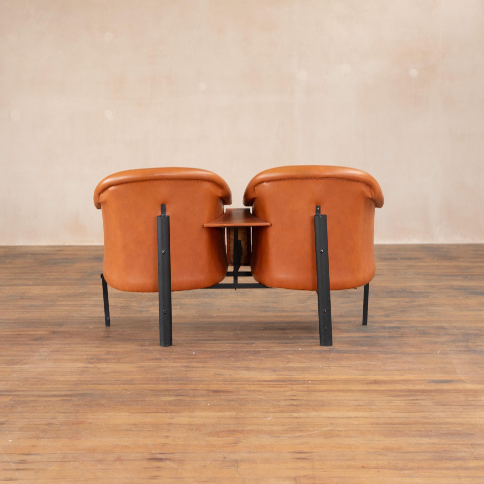 Paar 1960er orangefarbene Friseurwannenstühle, Empfang, Wartezimmerstühle (20. Jahrhundert) im Angebot
