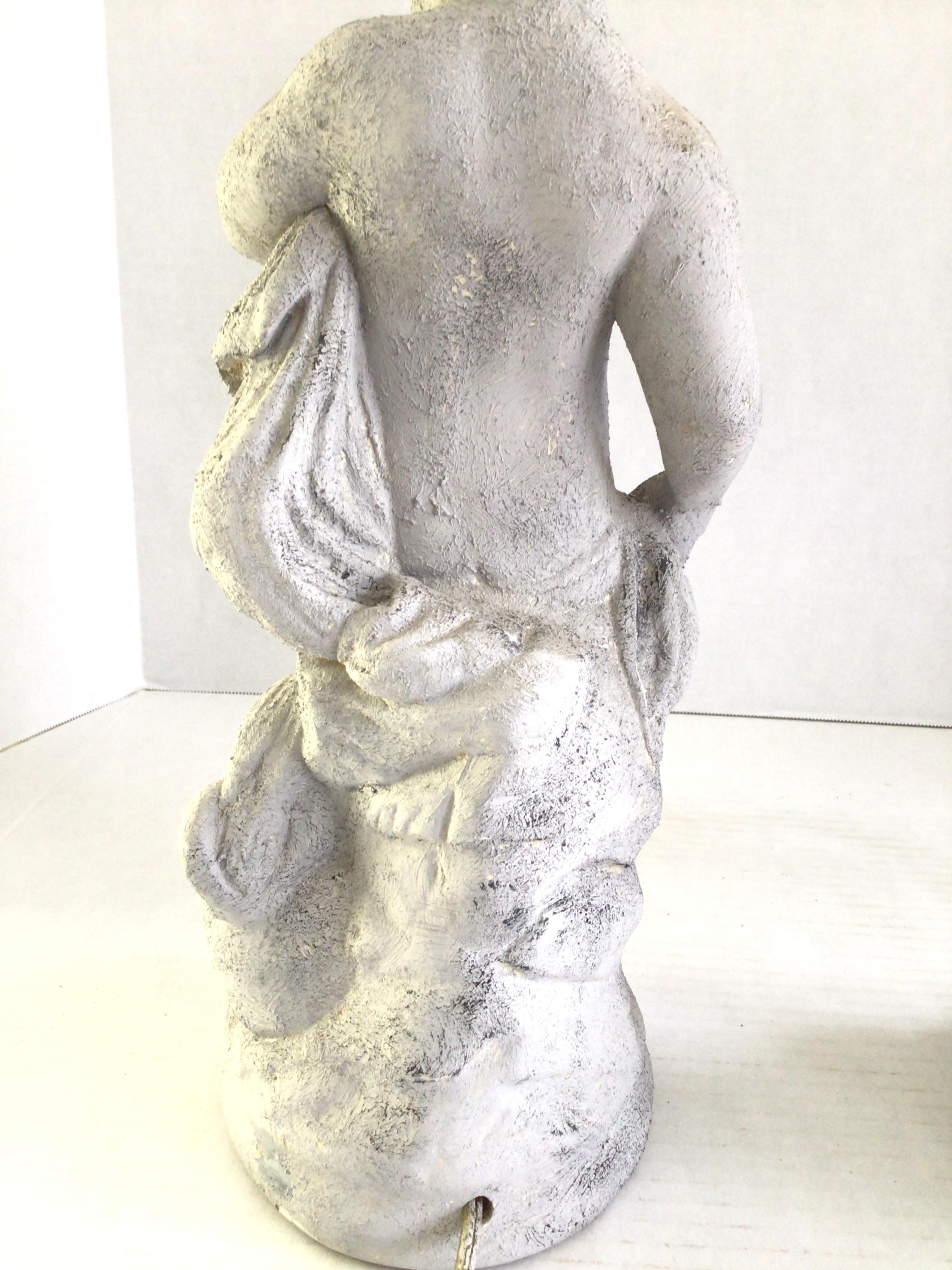 Pareja de lámparas de querubines de escayola pintada de los años 60 en venta 3