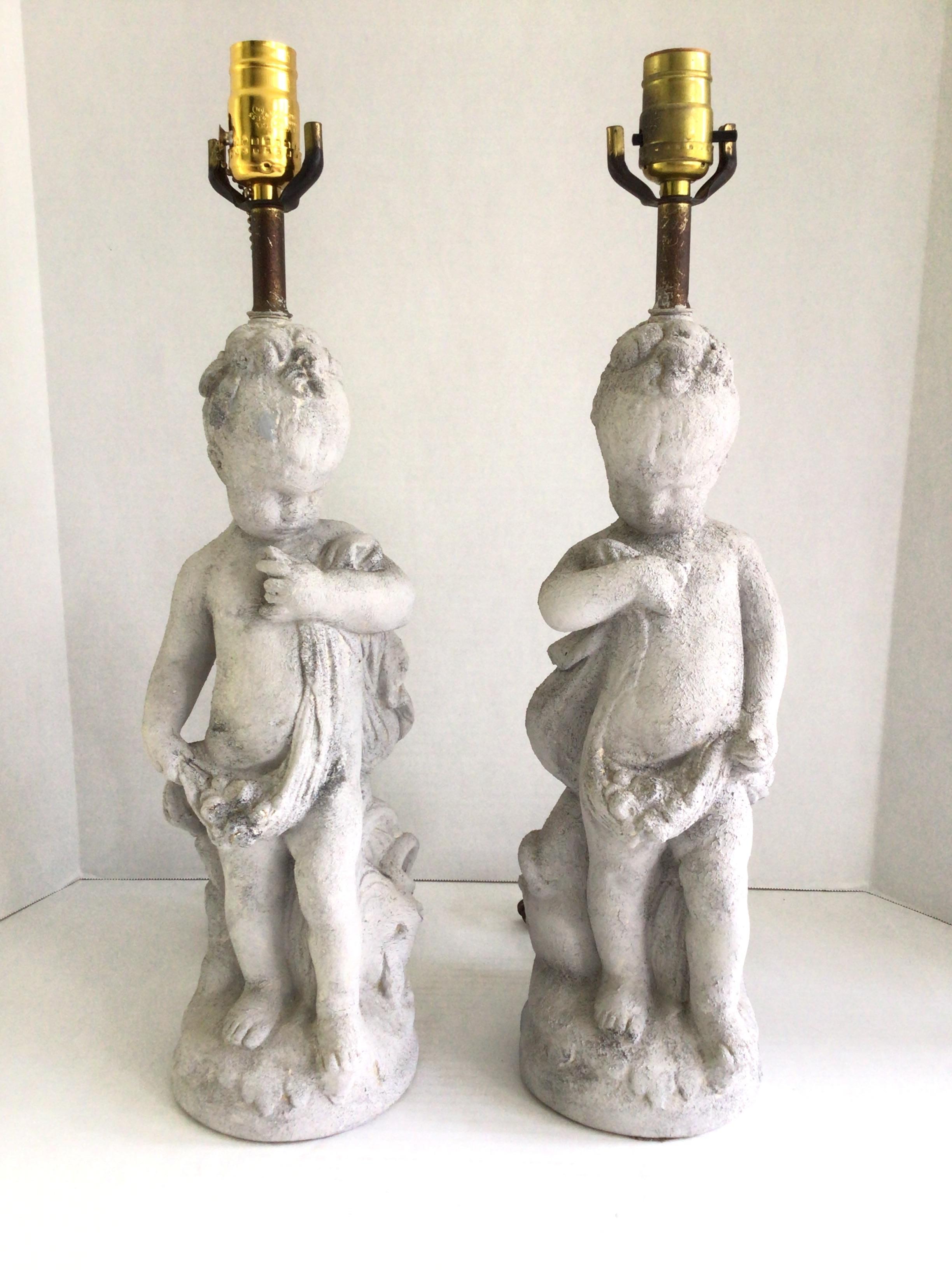 Pareja de lámparas de querubines de escayola pintada de los años 60
Altura hasta la parte superior del enchufe: 21
Necesita recableado
Pérdida menor de pintura