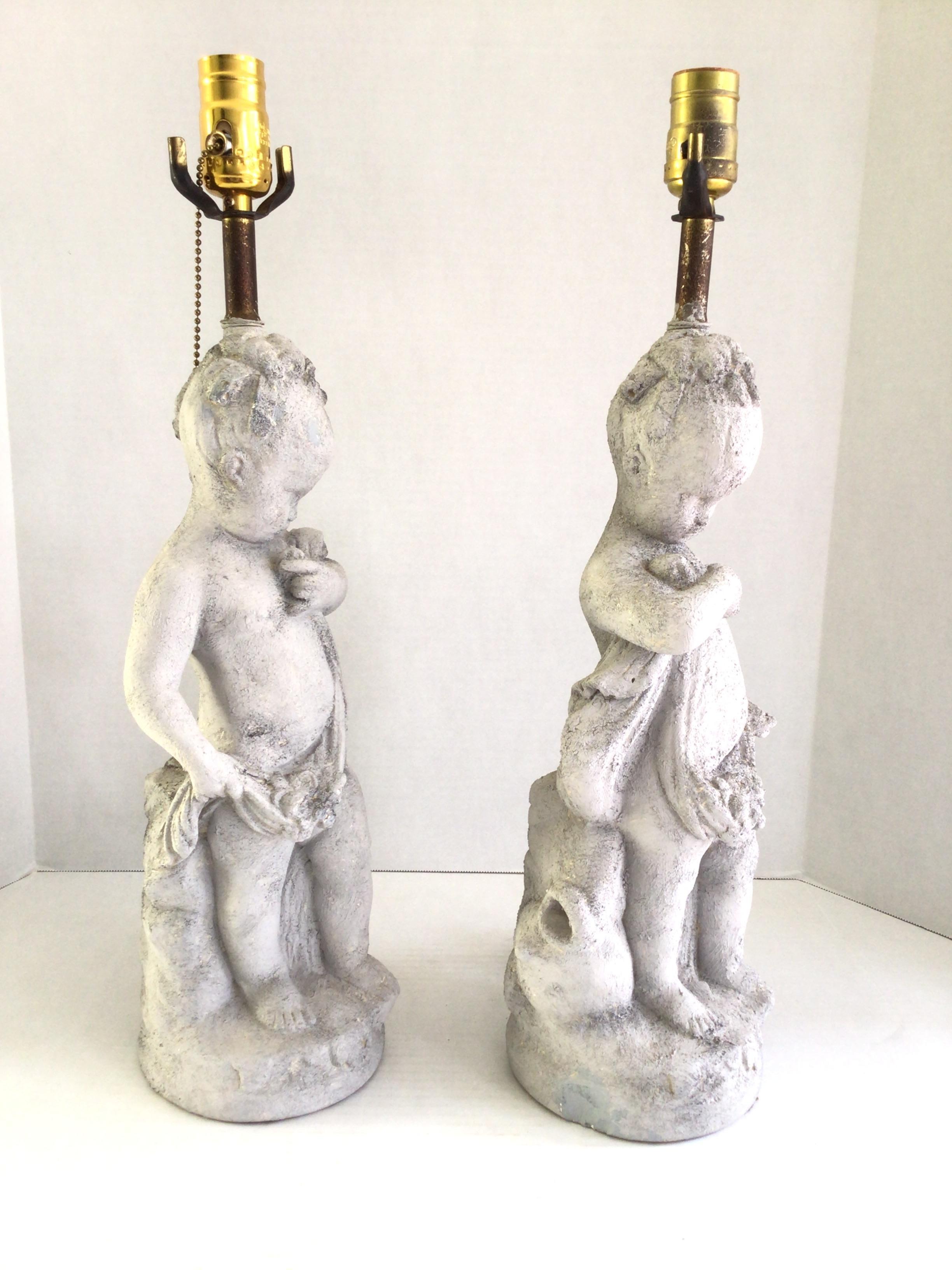 Pareja de lámparas de querubines de escayola pintada de los años 60 Rococó en venta