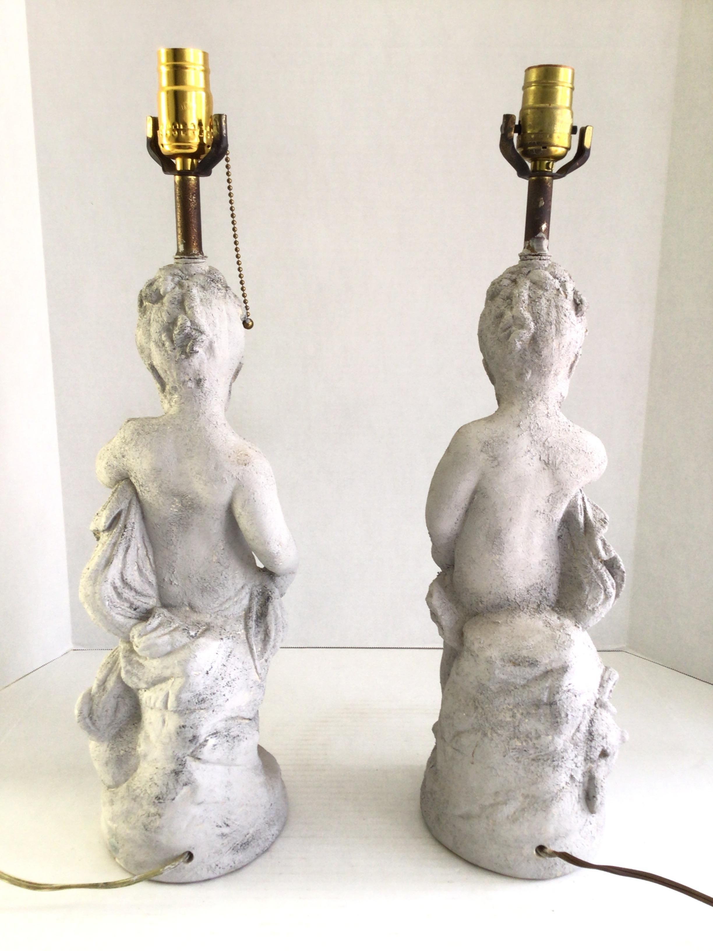 Pareja de lámparas de querubines de escayola pintada de los años 60 Pintado en venta