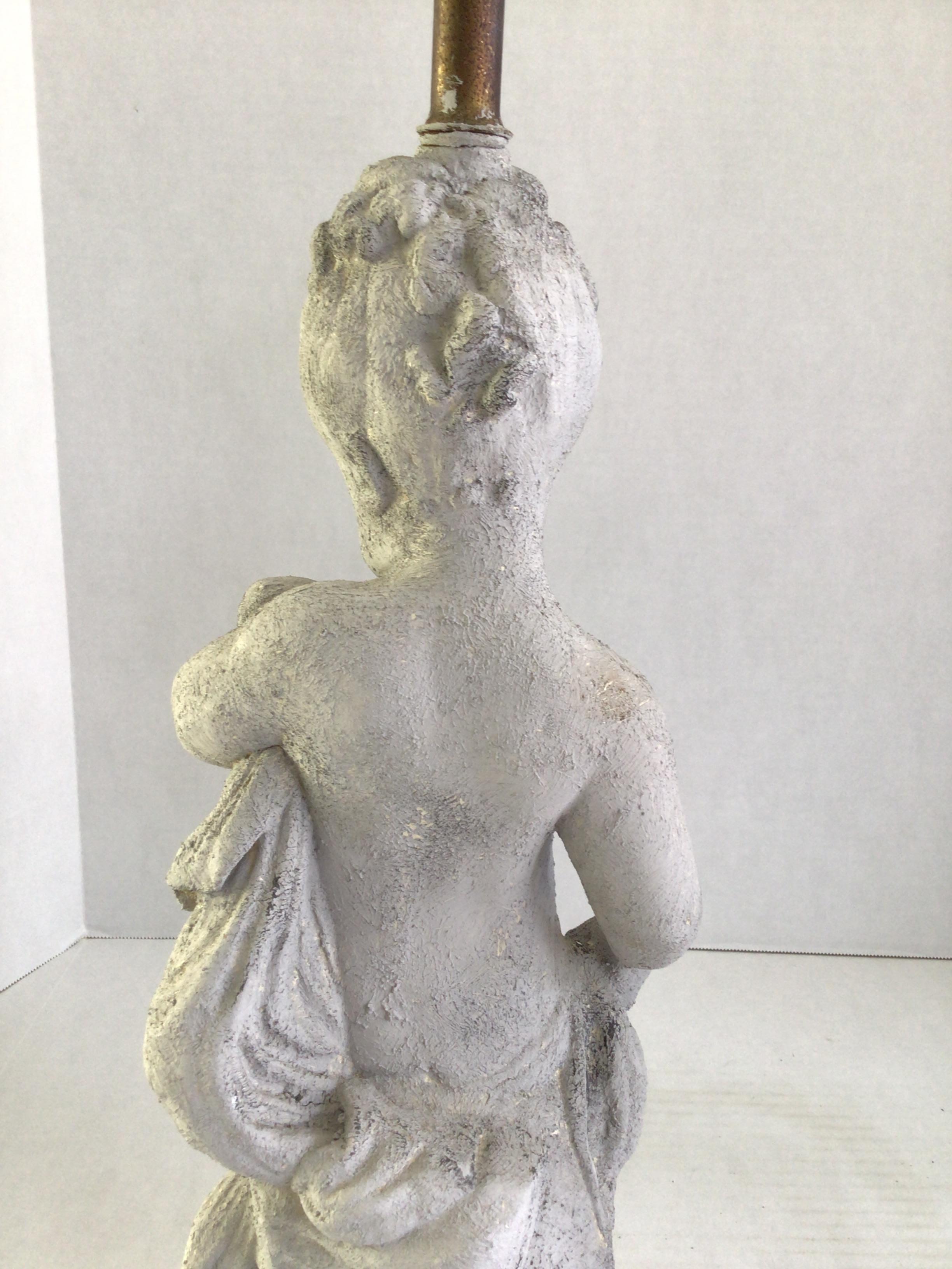 Pareja de lámparas de querubines de escayola pintada de los años 60 en venta 2