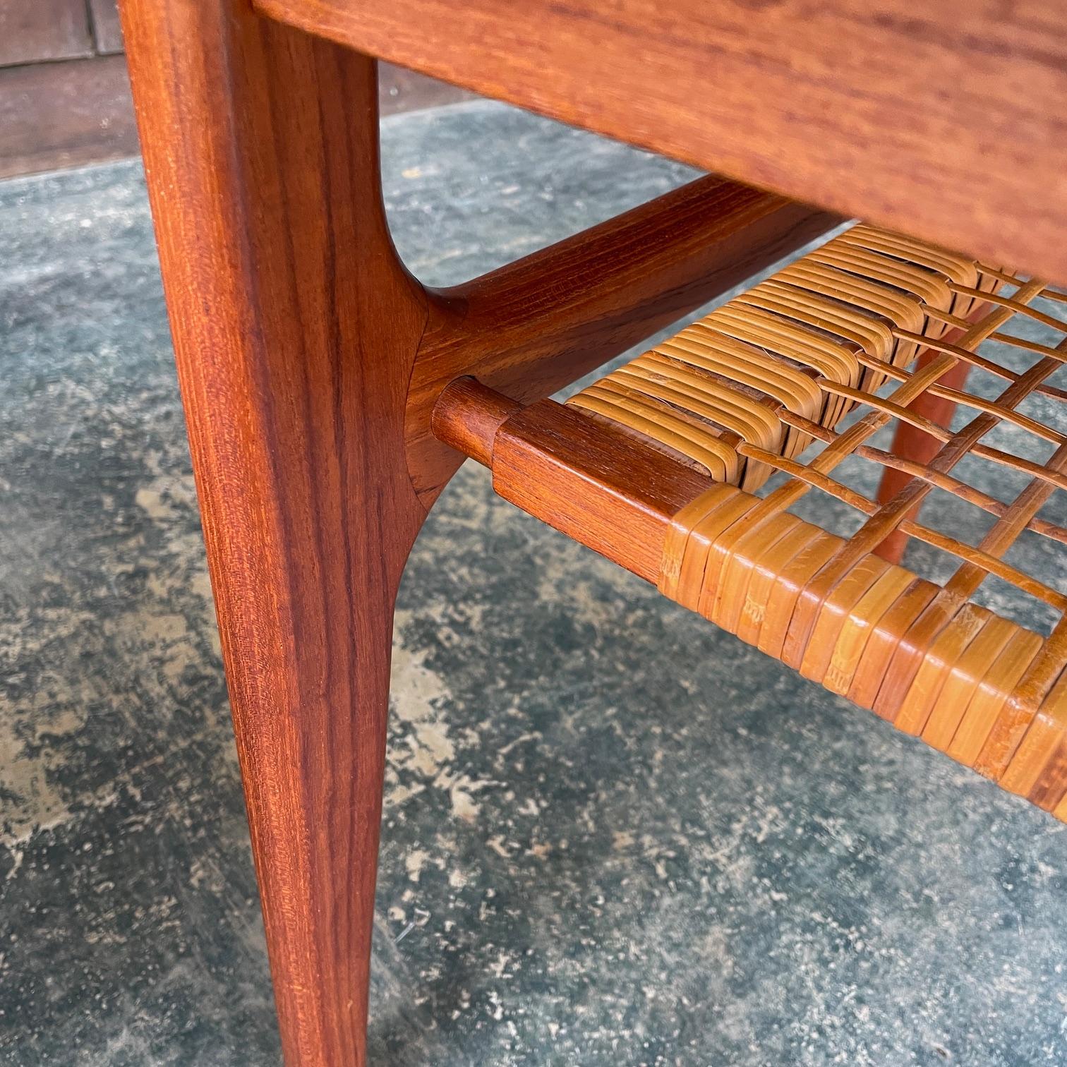 Paar 1960er Teak + Cane Dänische Sofa Tische Vintage Mid-Century Magazin Regal im Angebot 5