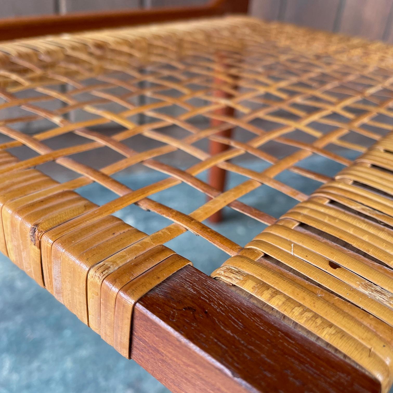 Paar 1960er Teak + Cane Dänische Sofa Tische Vintage Mid-Century Magazin Regal im Angebot 6