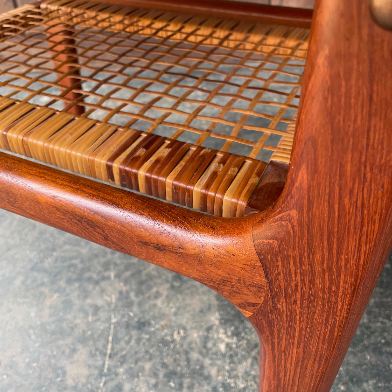 Paar 1960er Teak + Cane Dänische Sofa Tische Vintage Mid-Century Magazin Regal im Angebot 7