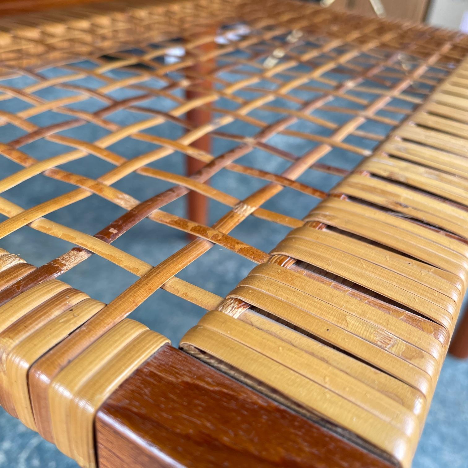 Paar 1960er Teak + Cane Dänische Sofa Tische Vintage Mid-Century Magazin Regal im Angebot 8