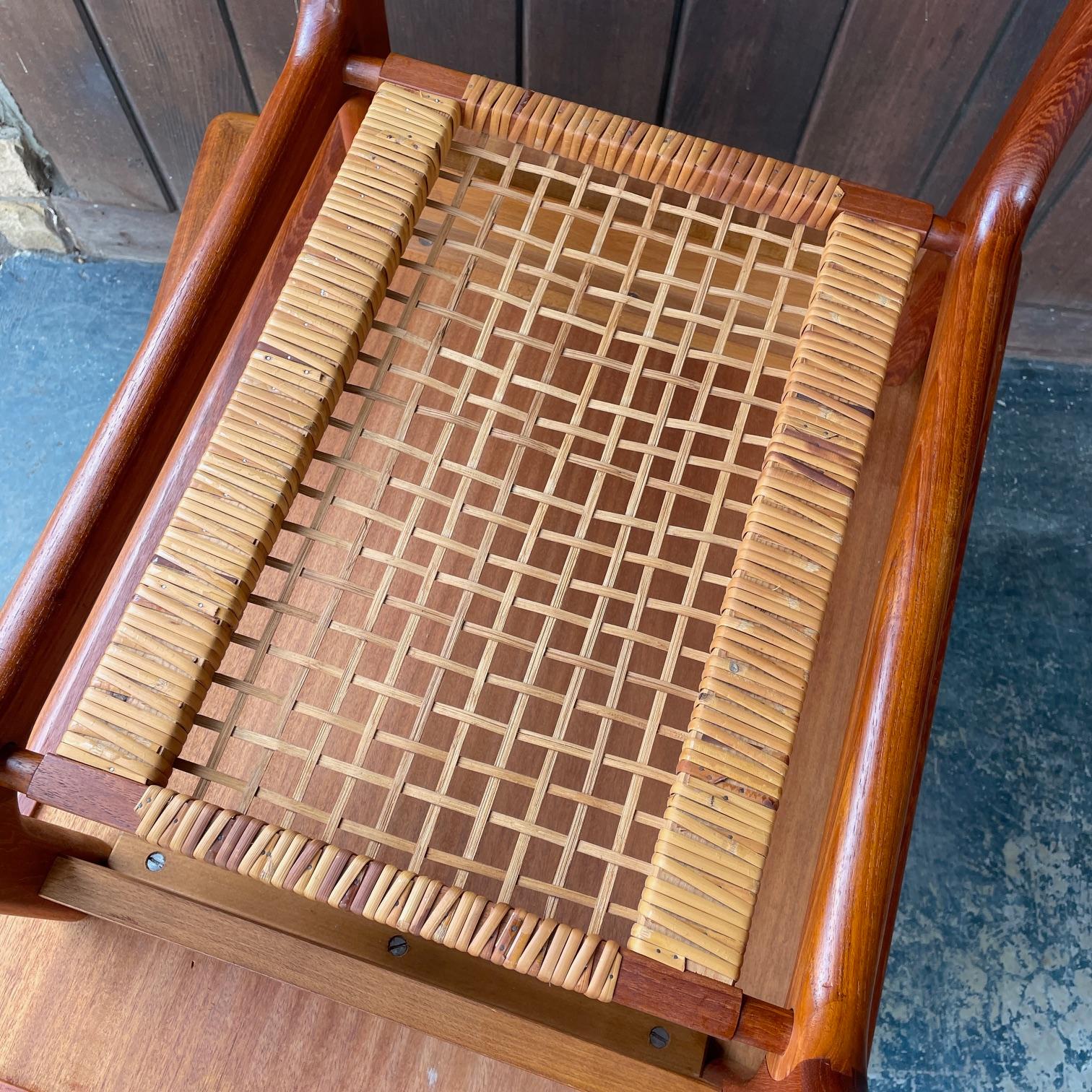 Paar 1960er Teak + Cane Dänische Sofa Tische Vintage Mid-Century Magazin Regal im Angebot 9