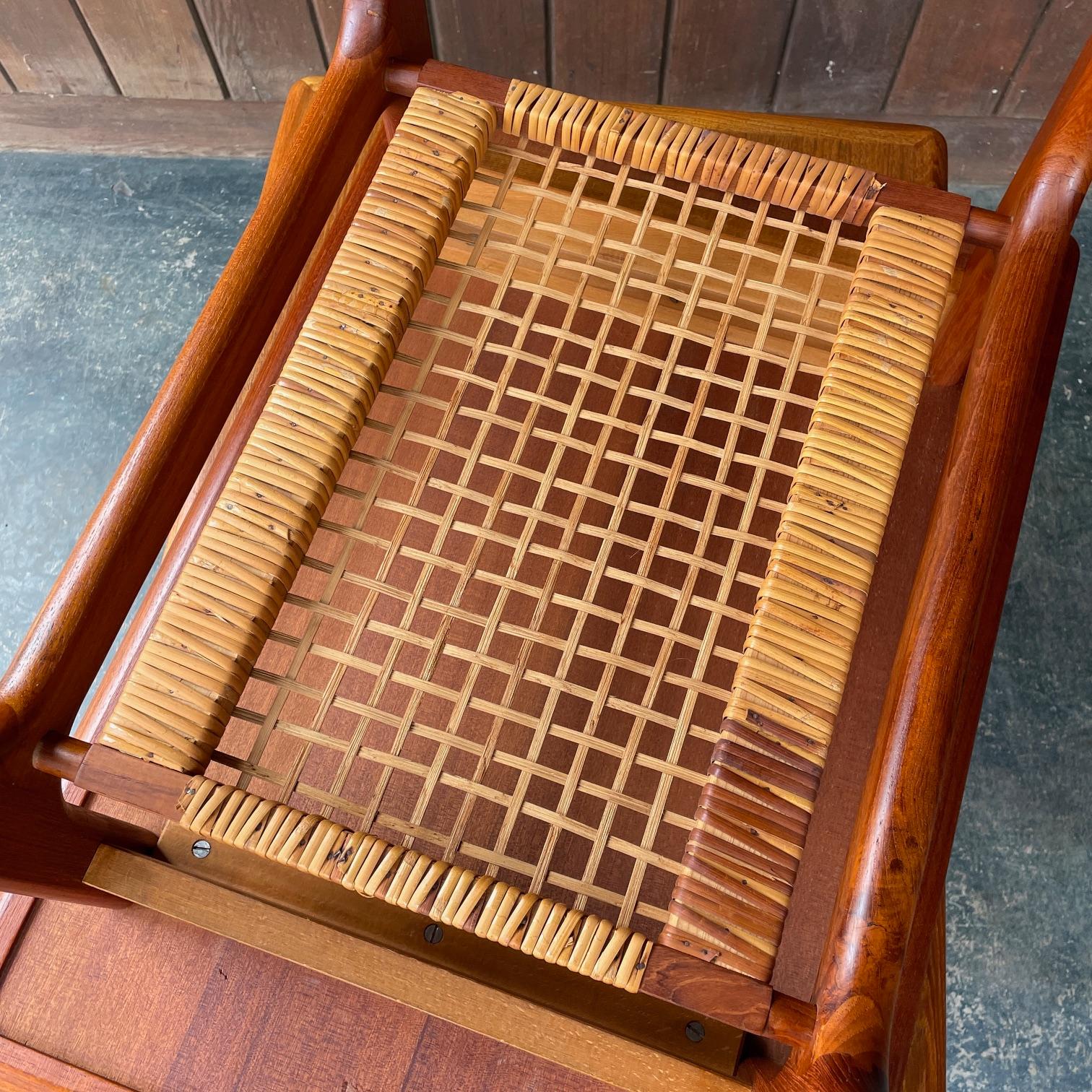 Paar 1960er Teak + Cane Dänische Sofa Tische Vintage Mid-Century Magazin Regal im Angebot 10