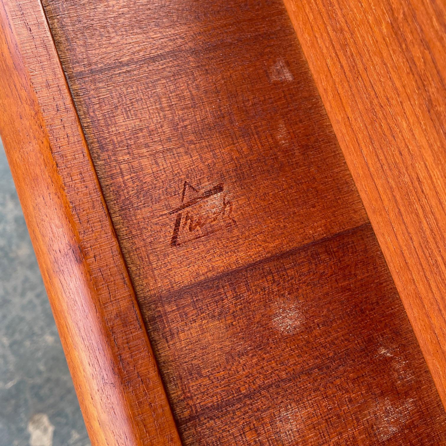 Paar 1960er Teak + Cane Dänische Sofa Tische Vintage Mid-Century Magazin Regal im Angebot 11